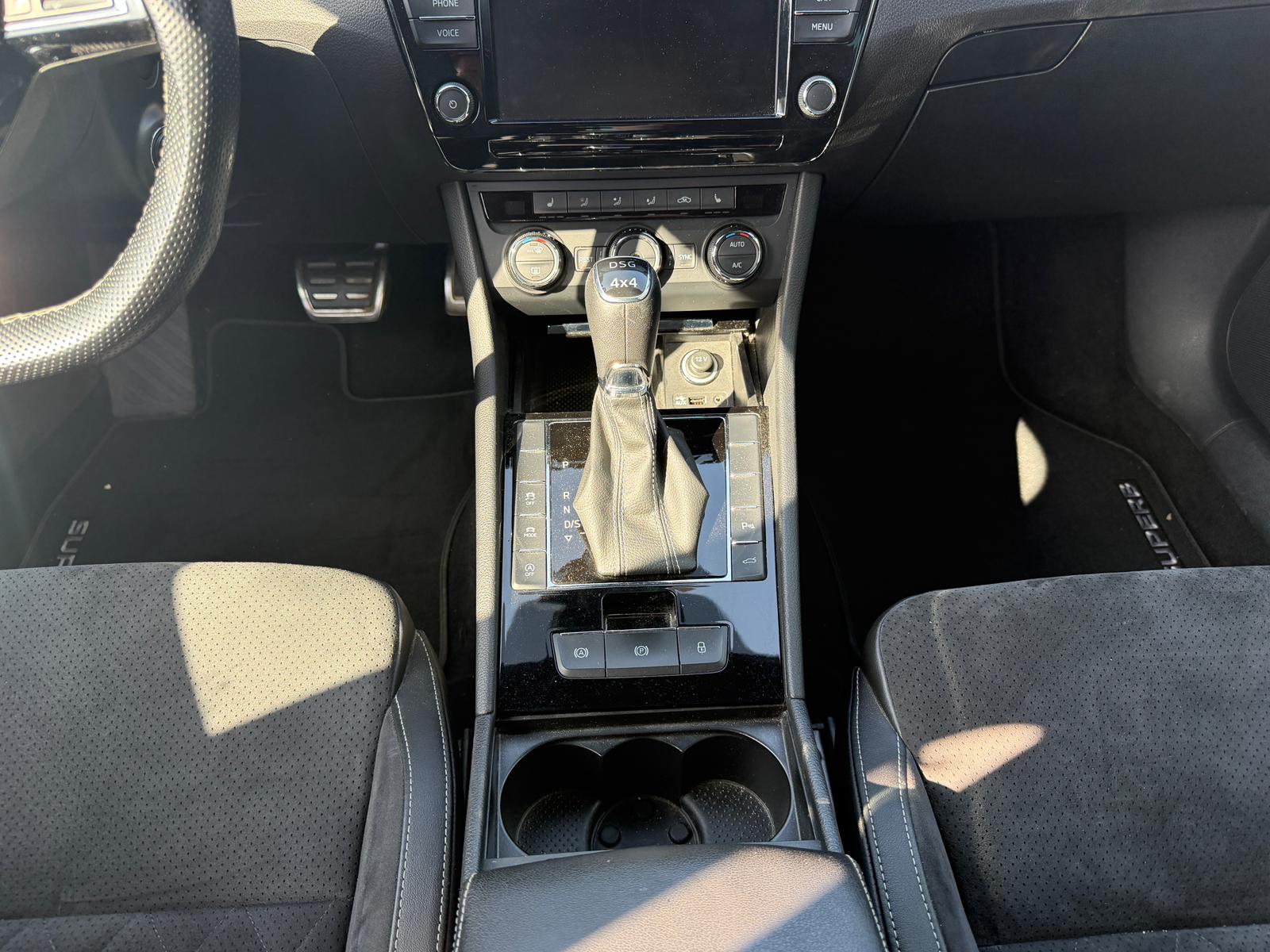 SKODA Superb Combi 2.0 TDi Sport Line 4x4 DSG-image-19
