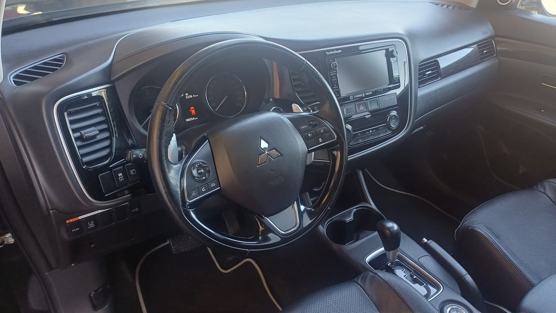 MITSUBISHI Outlander 2.2 DID Diamond Annivers. 4WD 7 Plätze Automatic-image-7