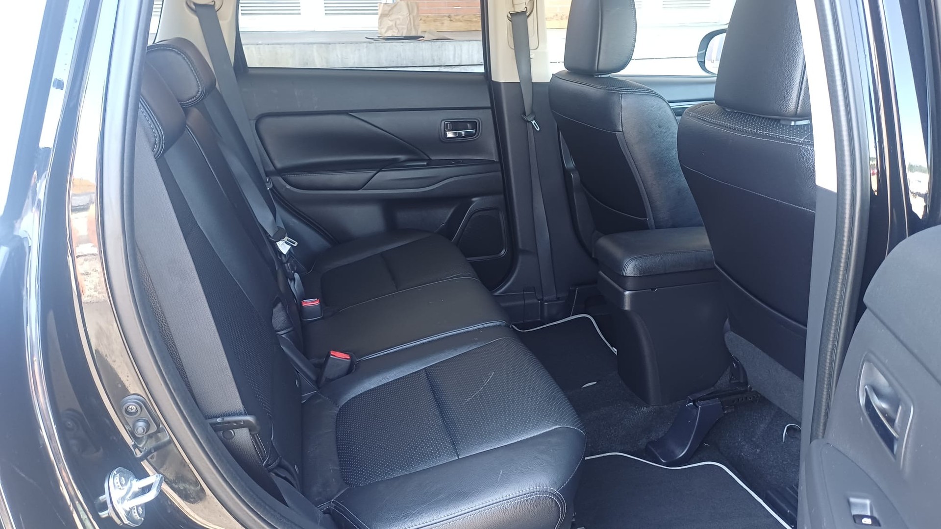 MITSUBISHI Outlander 2.2 DID Diamond Annivers. 4WD 7 Plätze Automatic-image-14