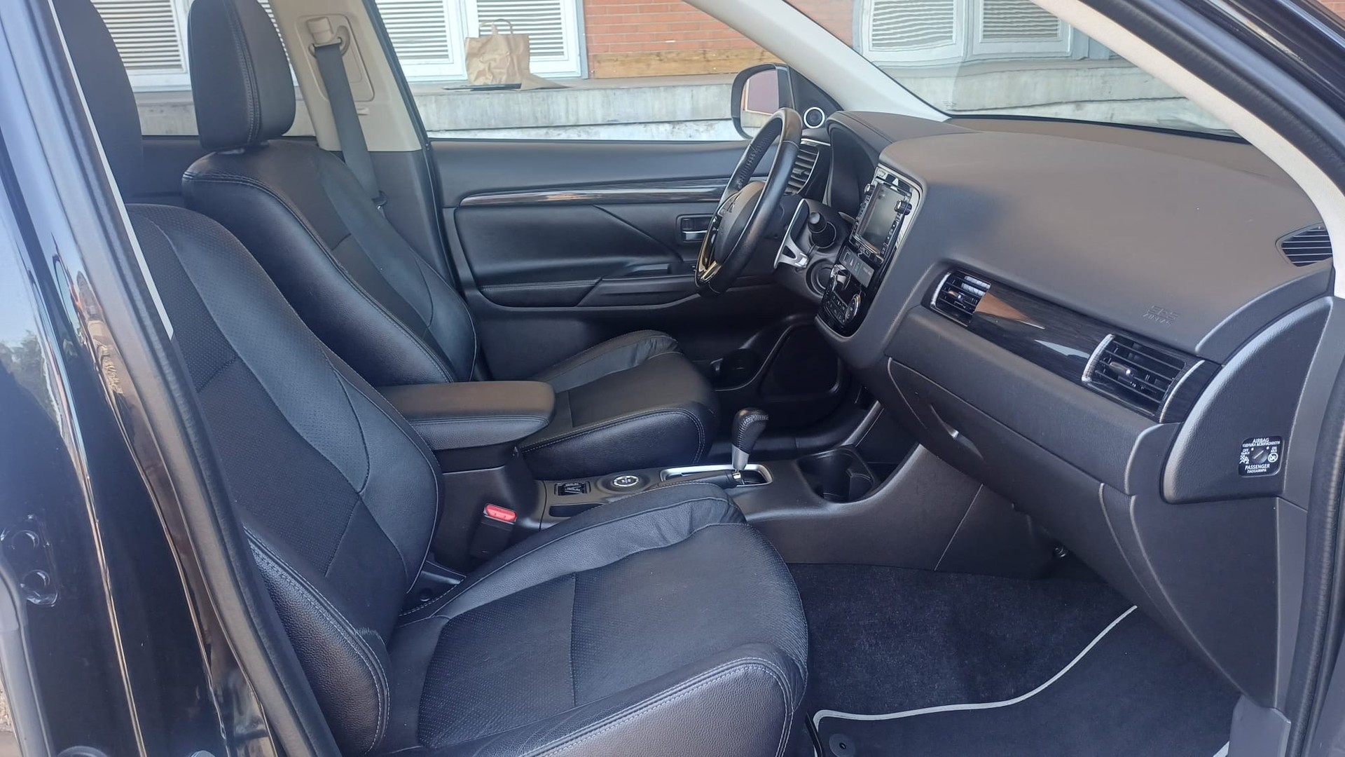 MITSUBISHI Outlander 2.2 DID Diamond Annivers. 4WD 7 Plätze Automatic-image-8