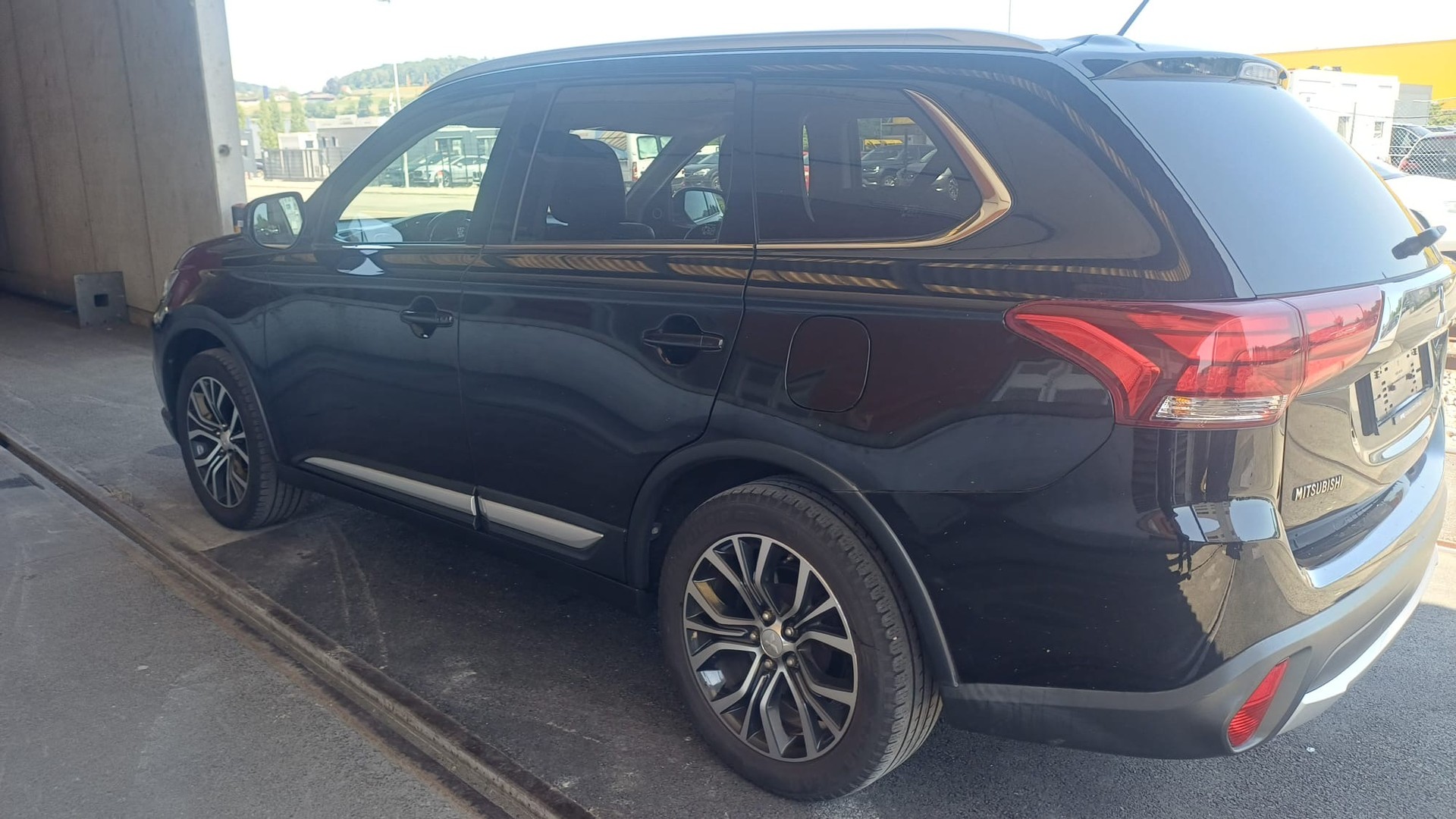 MITSUBISHI Outlander 2.2 DID Diamond Annivers. 4WD 7 Plätze Automatic-image-3