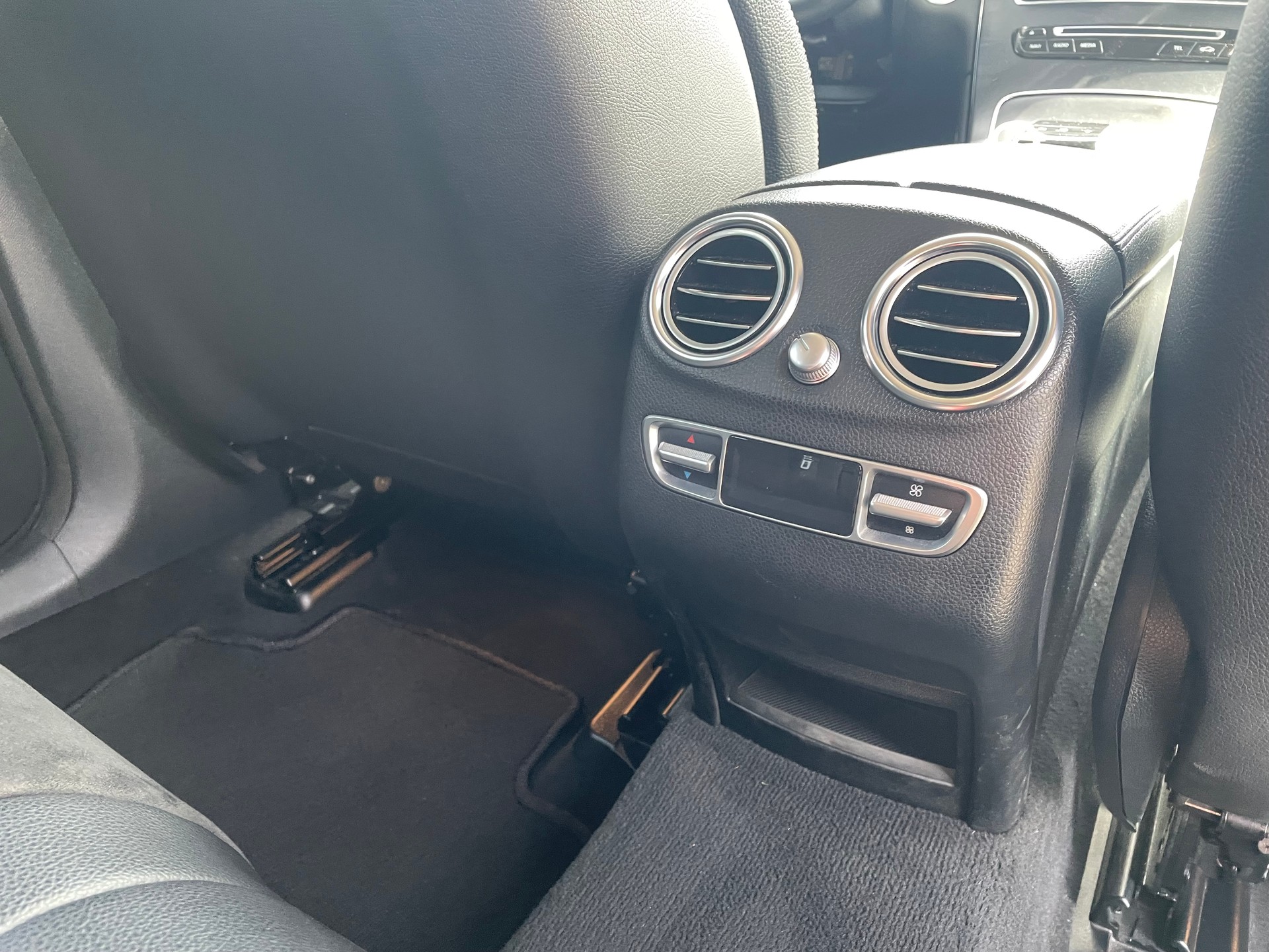 MERCEDES-BENZ GLC 250 AMG Line 4m-image-5