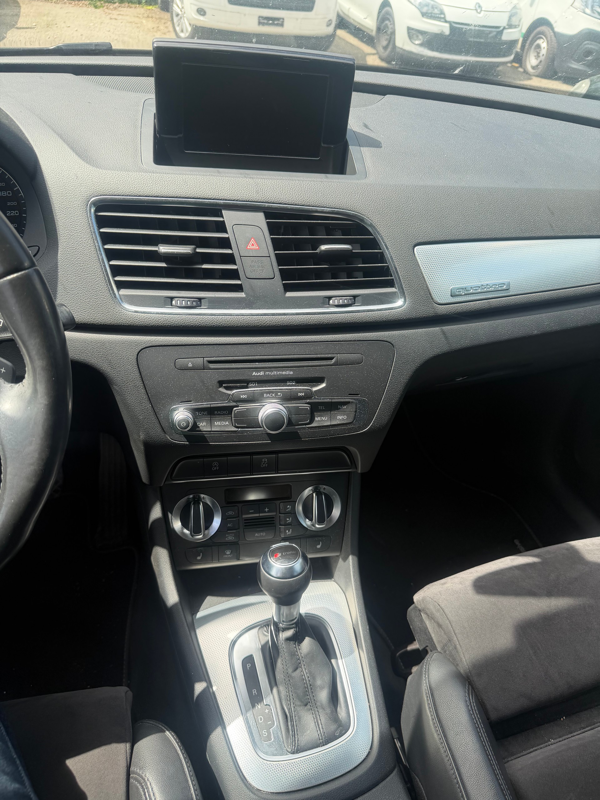 AUDI Q3 2.0 TFSI quattro S-tronic-image-5