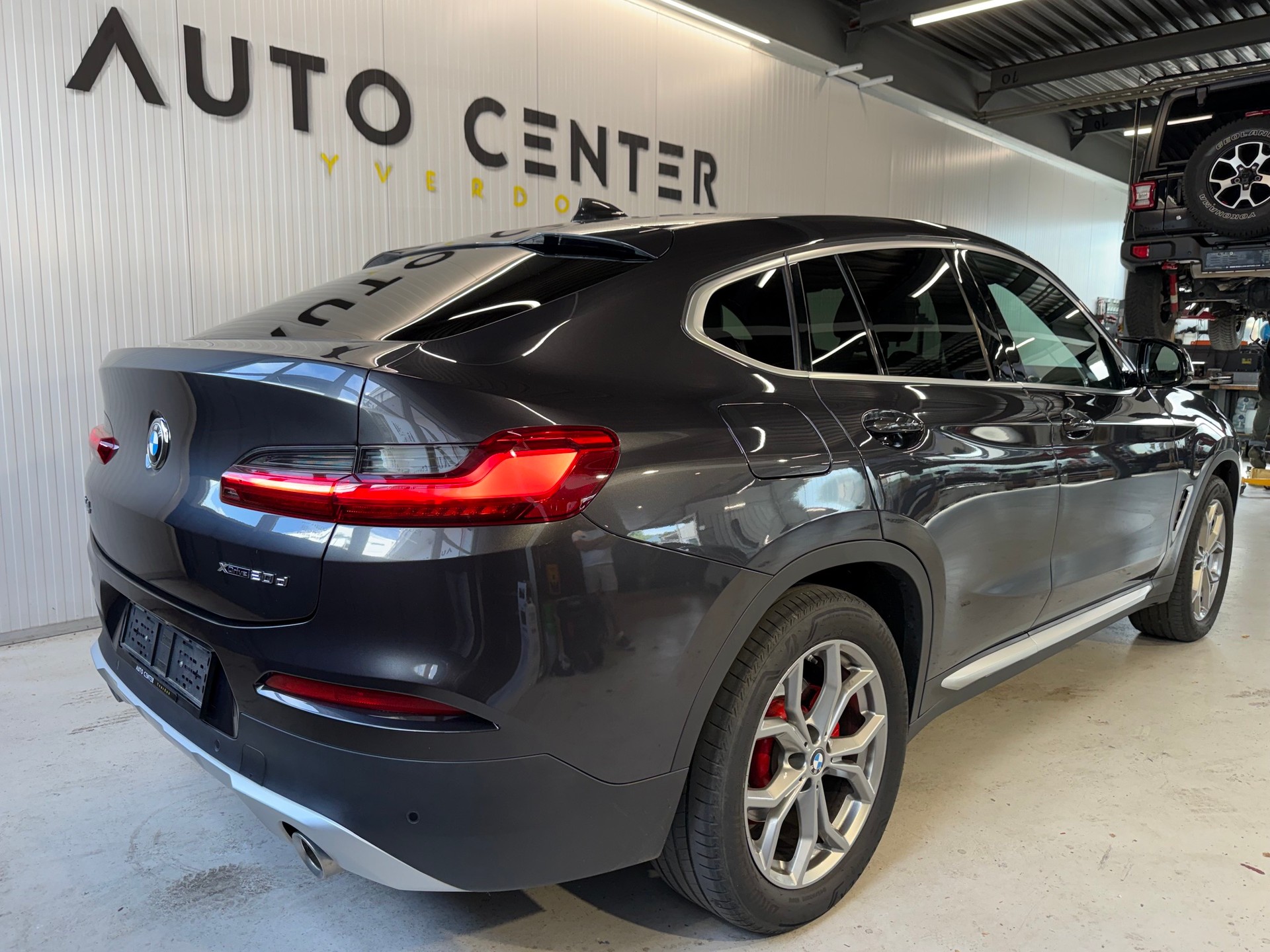 BMW X4 xDrive 20d xLine Steptronic-showroom-element-2