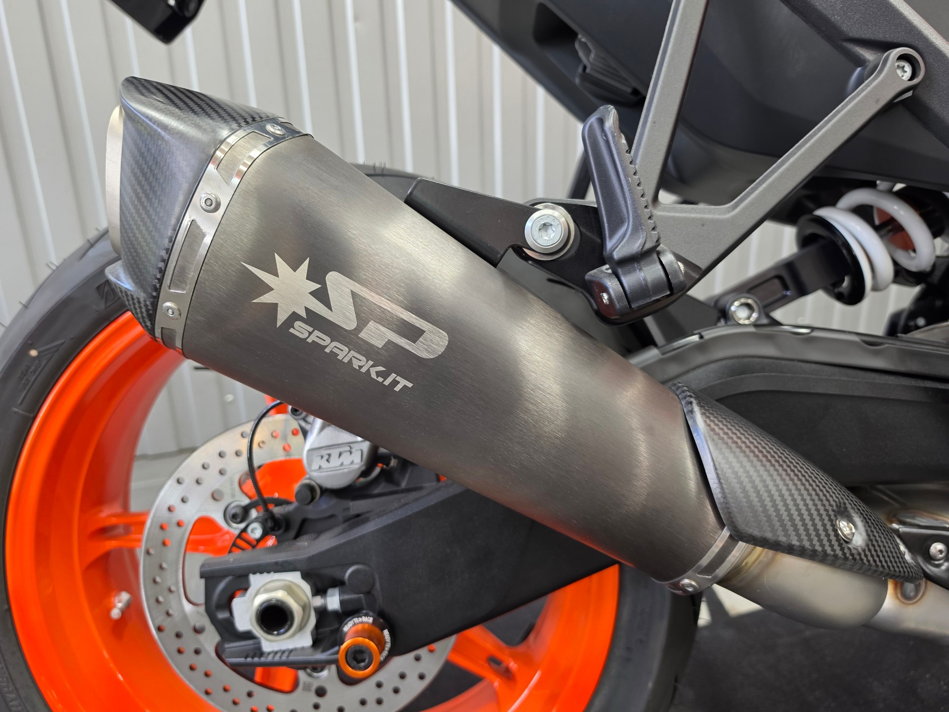 KTM 990 Duke-showroom-element-3