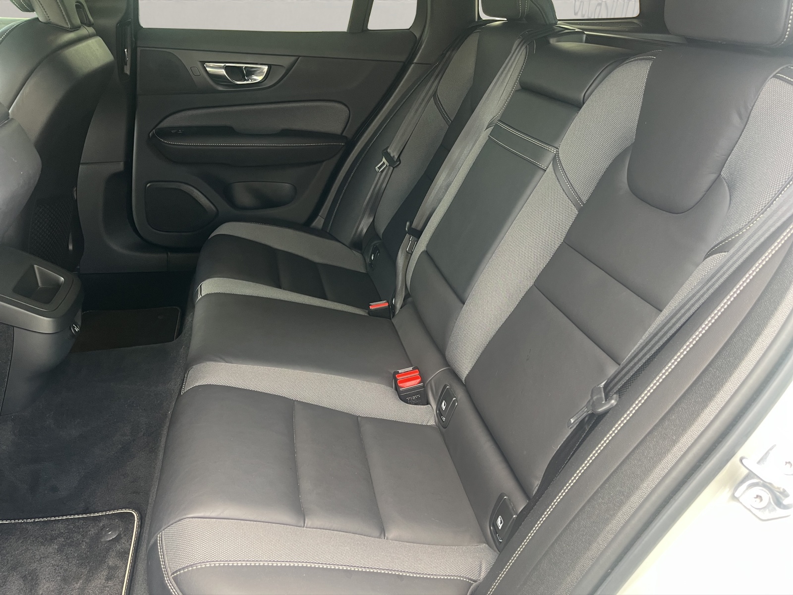VOLVO V60 2.0 T5 R-Design-showroom-element-1