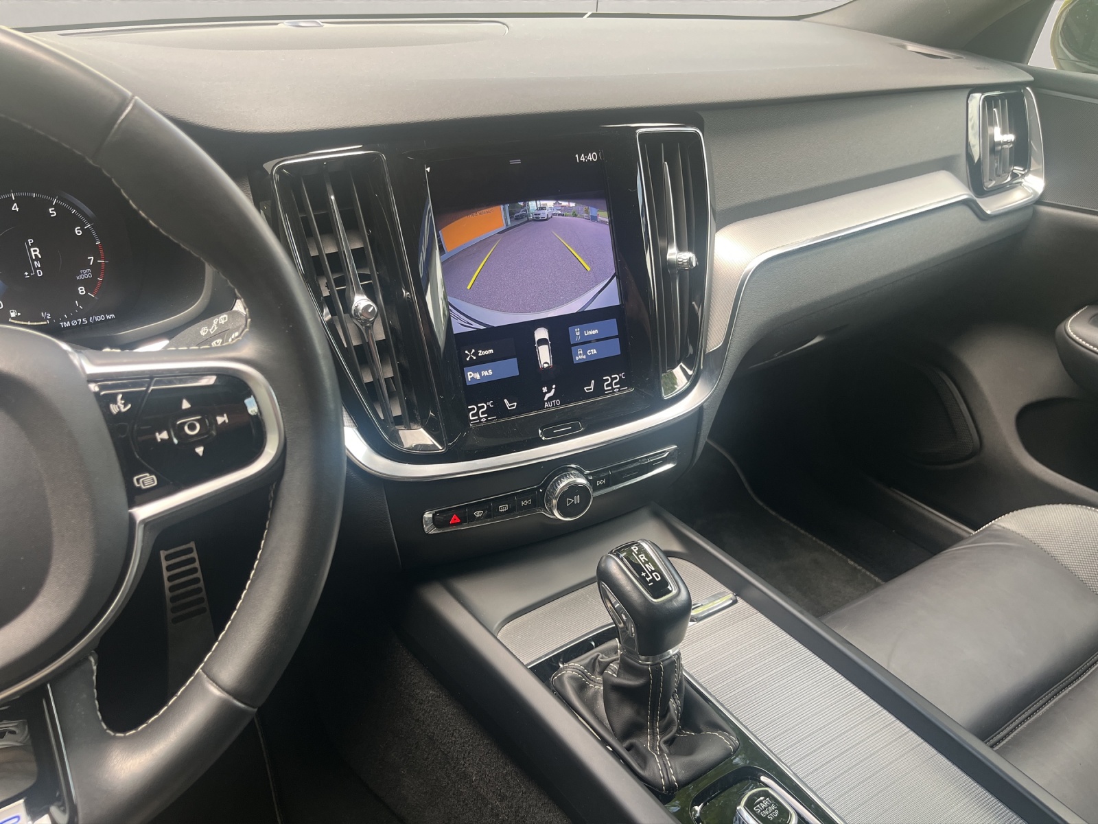 VOLVO V60 2.0 T5 R-Design-showroom-element-3