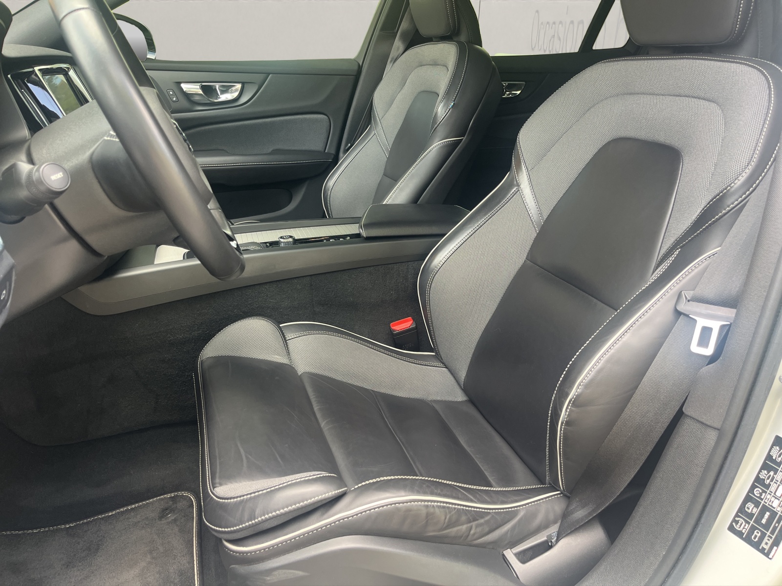 VOLVO V60 2.0 T5 R-Design-showroom-element-2