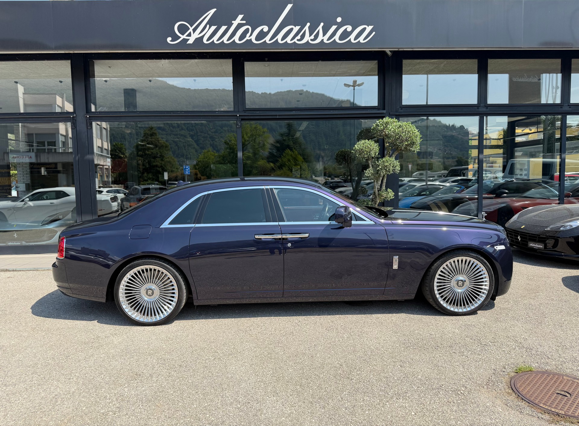 ROLLS-ROYCE Ghost 6.6 V12-showroom-element-2