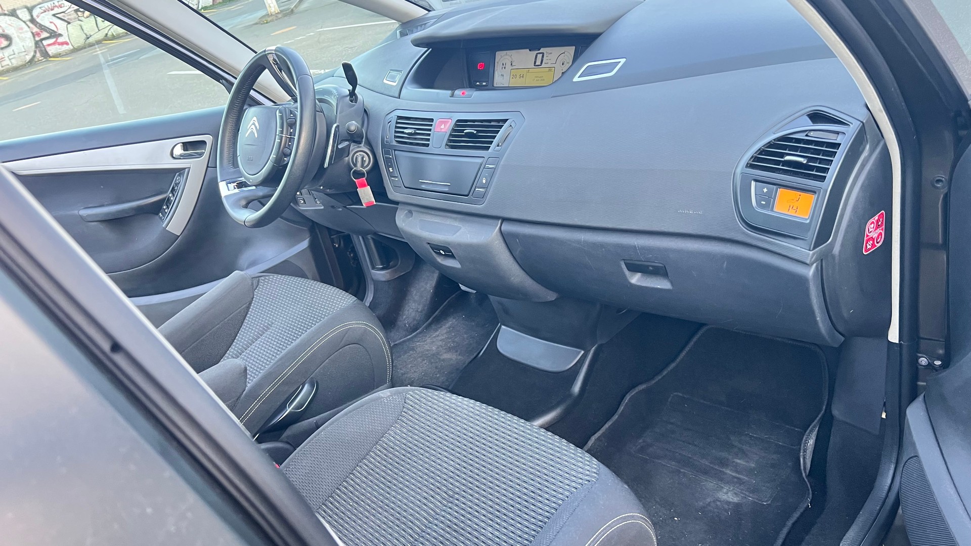 CITROEN C4 Picasso 1.6i 16V THP Swiss Style EGS6-image-8