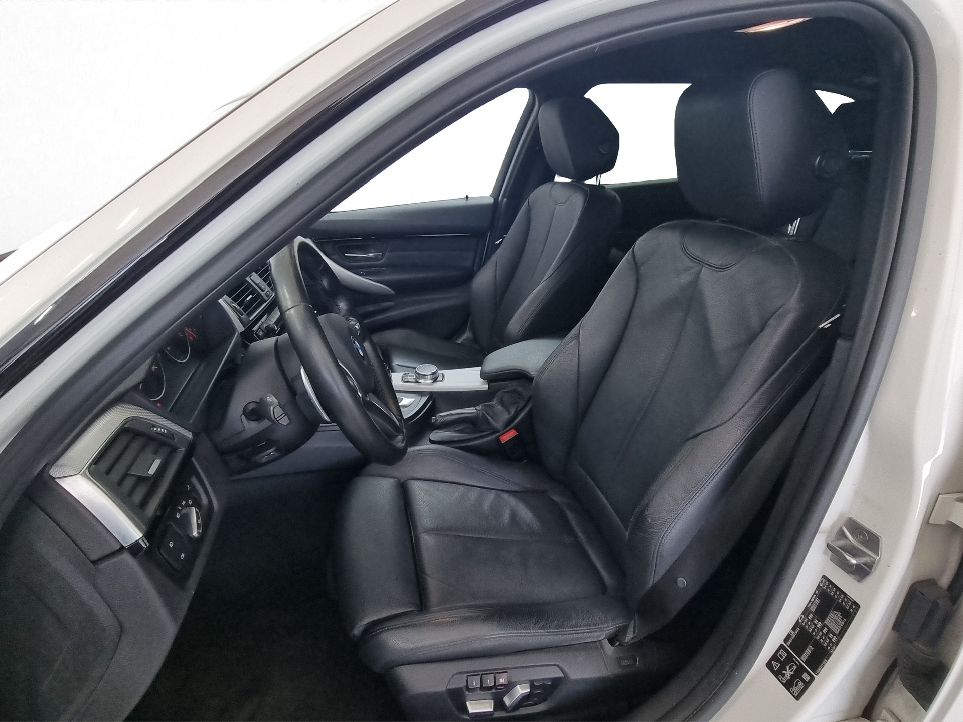 BMW 330d xDrive SAG Touring-image-5