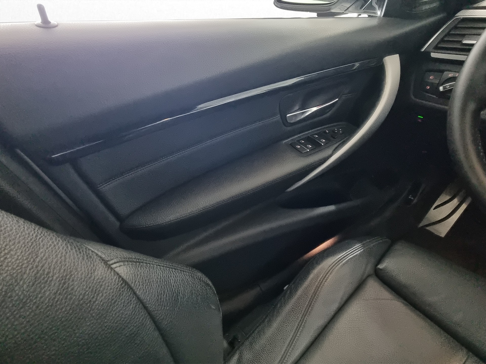 BMW 330d xDrive SAG Touring-image-11