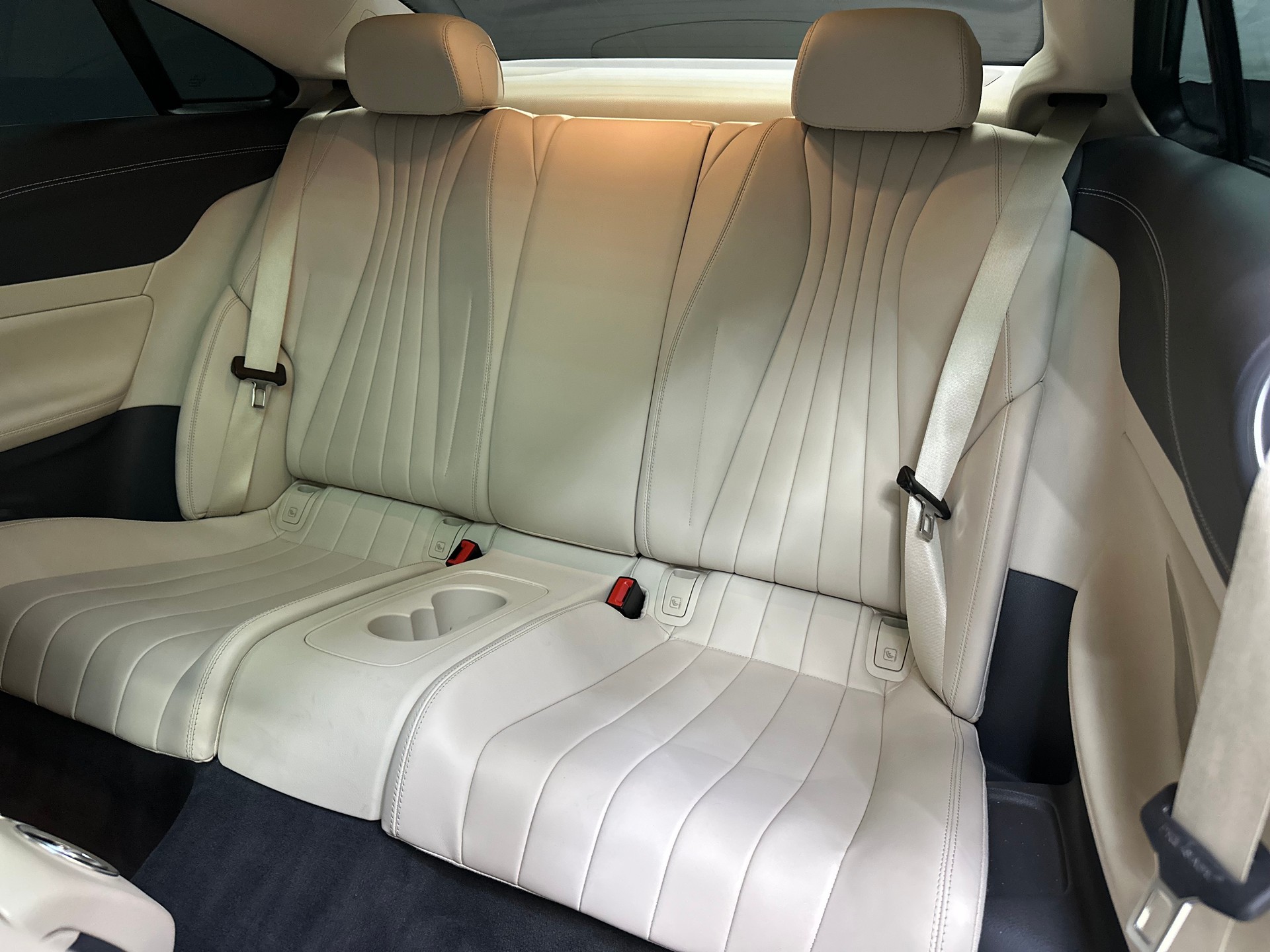 MERCEDES-BENZ E 200 Coupé 4Matic AMG Line 9G-Tronic-image-15