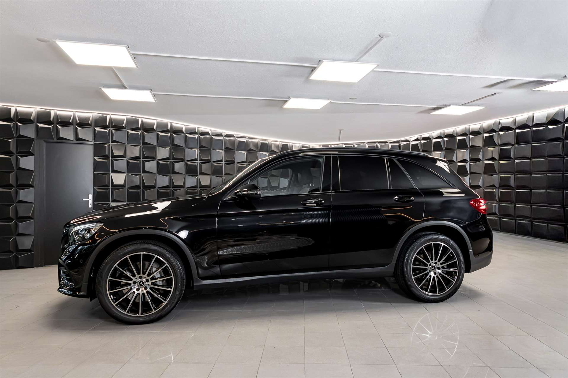 MERCEDES-BENZ GLC 350 d AMG Line 4Matic 9G-Tronic-showroom-element-1