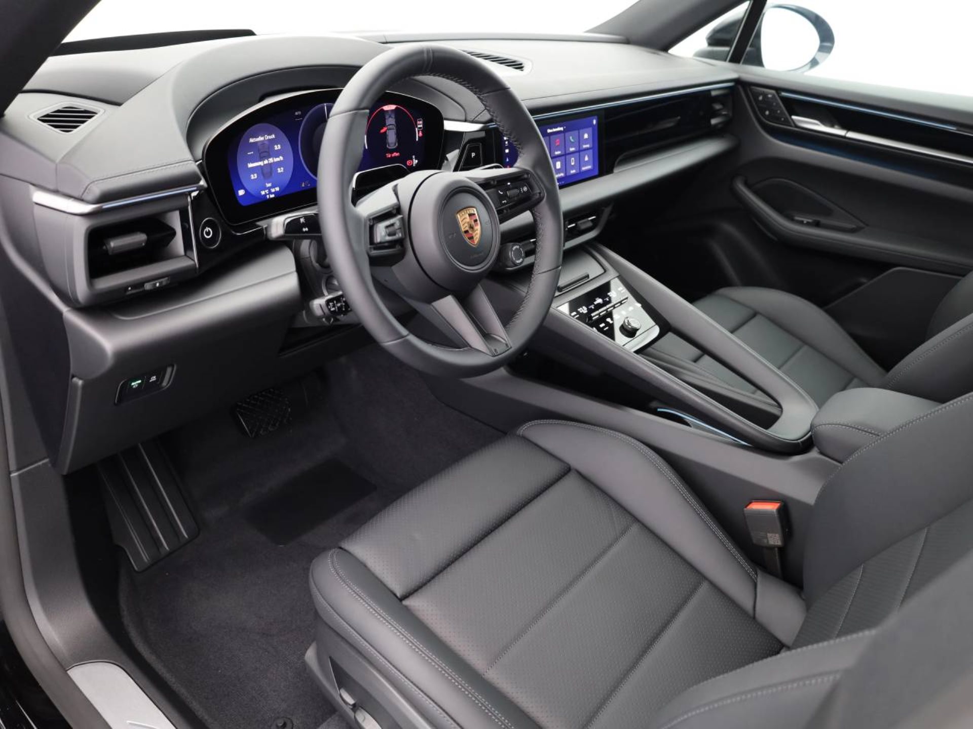 PORSCHE Macan 4-showroom-element-3