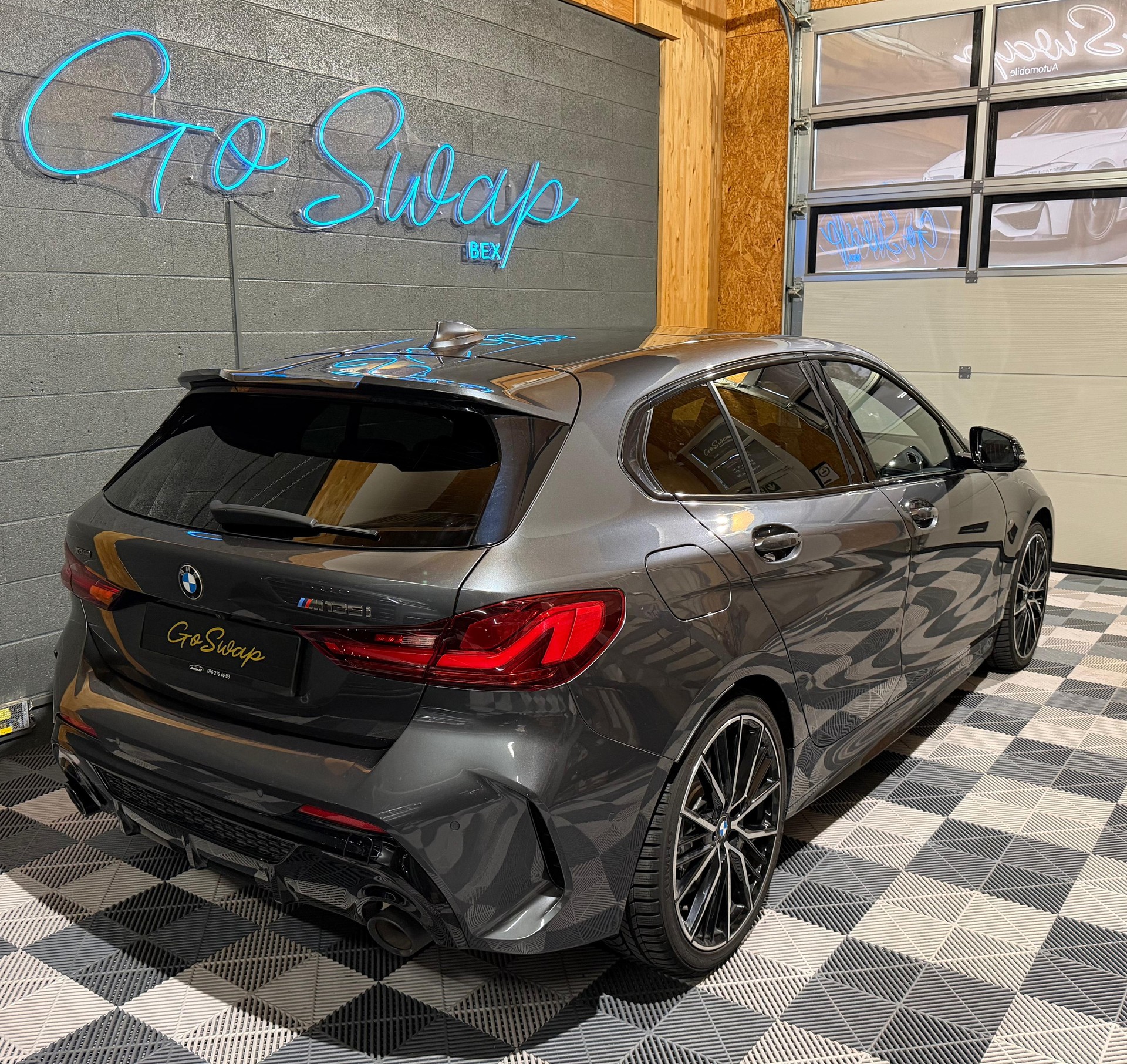 BMW M135i xDrive Steptronic-showroom-element-3