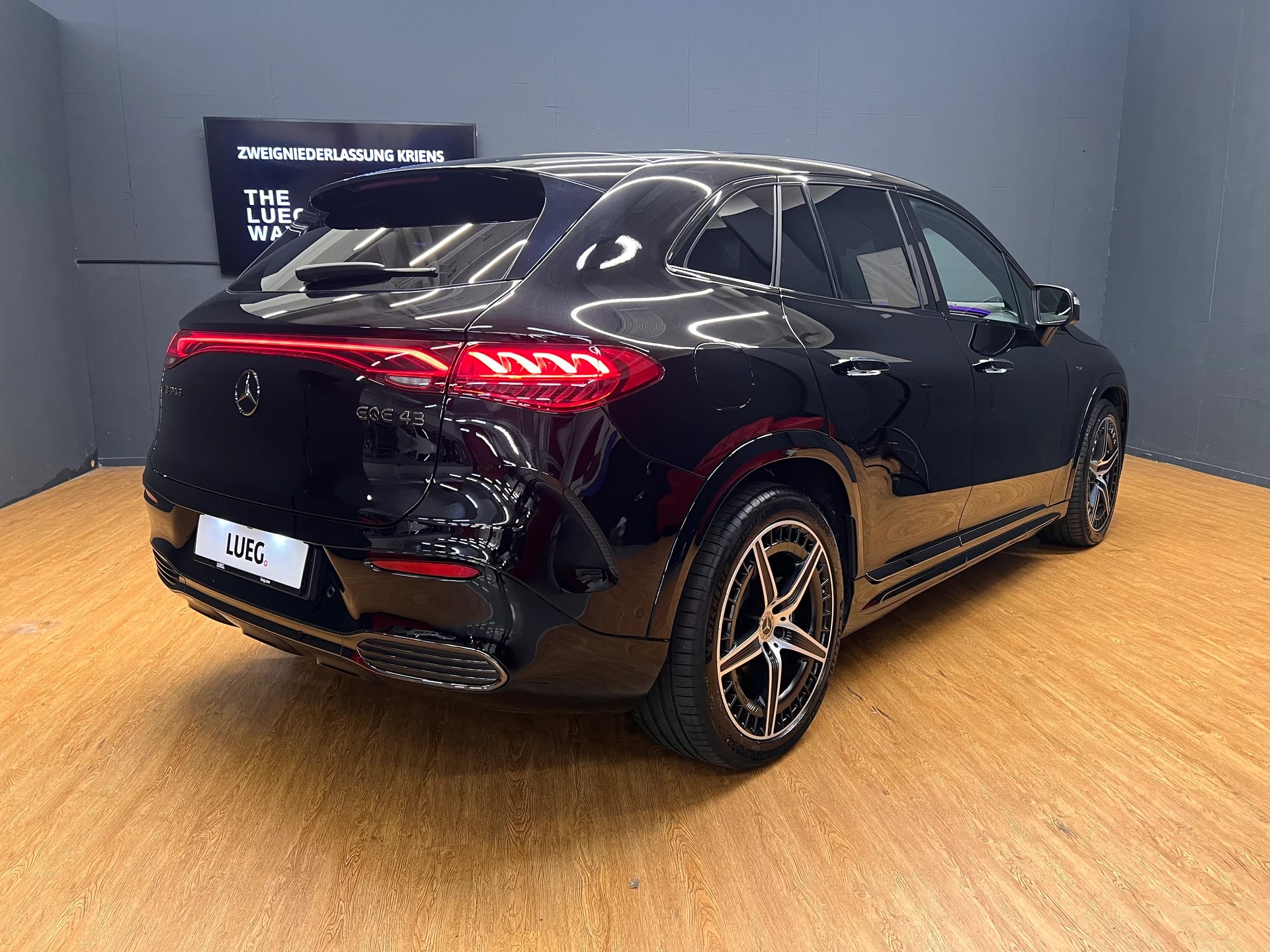 MERCEDES-BENZ EQE SUV AMG 43 4M - AMG / DISTRONIC-showroom-element-3