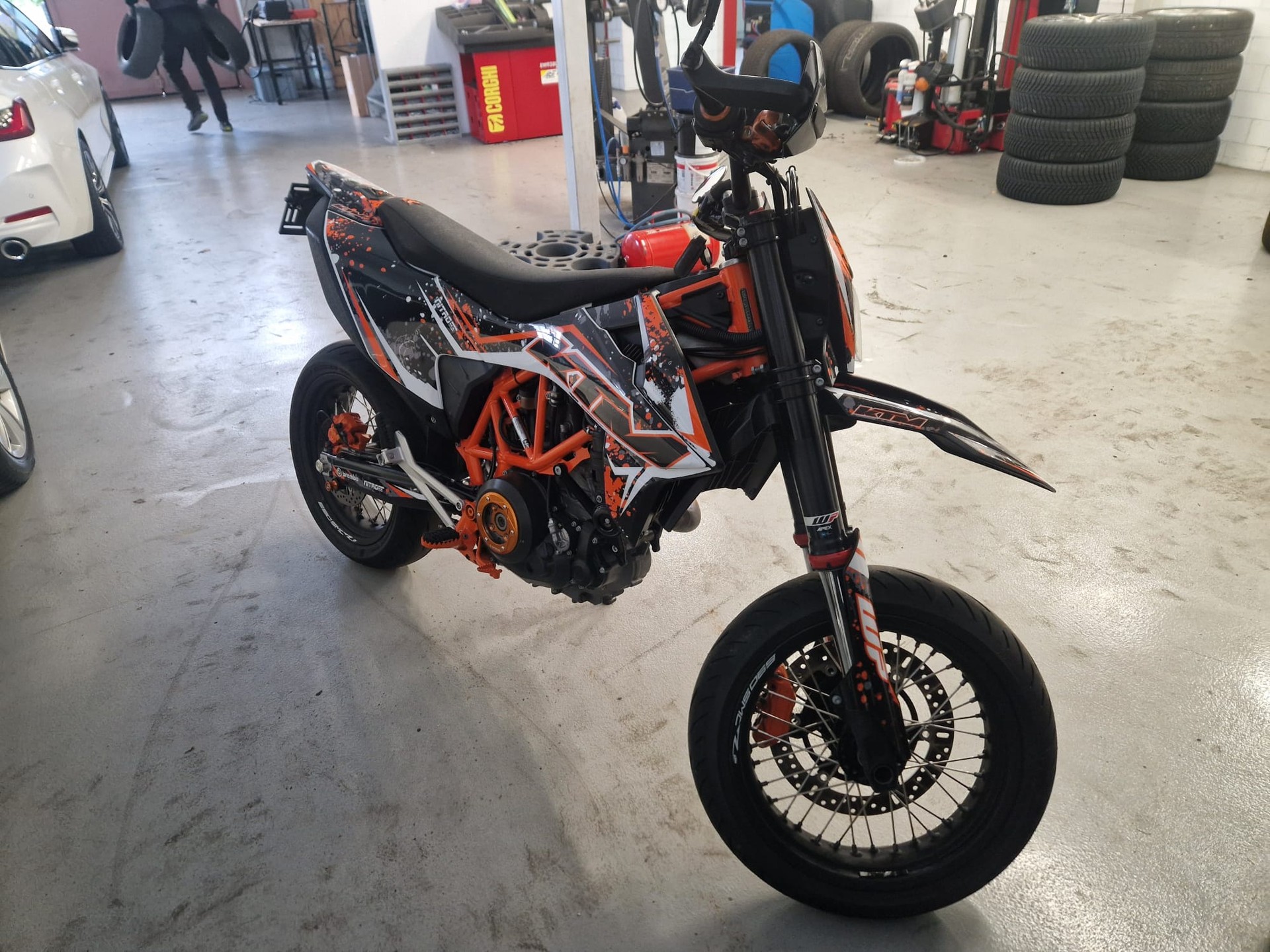KTM 690 SMC R ABS-image-4