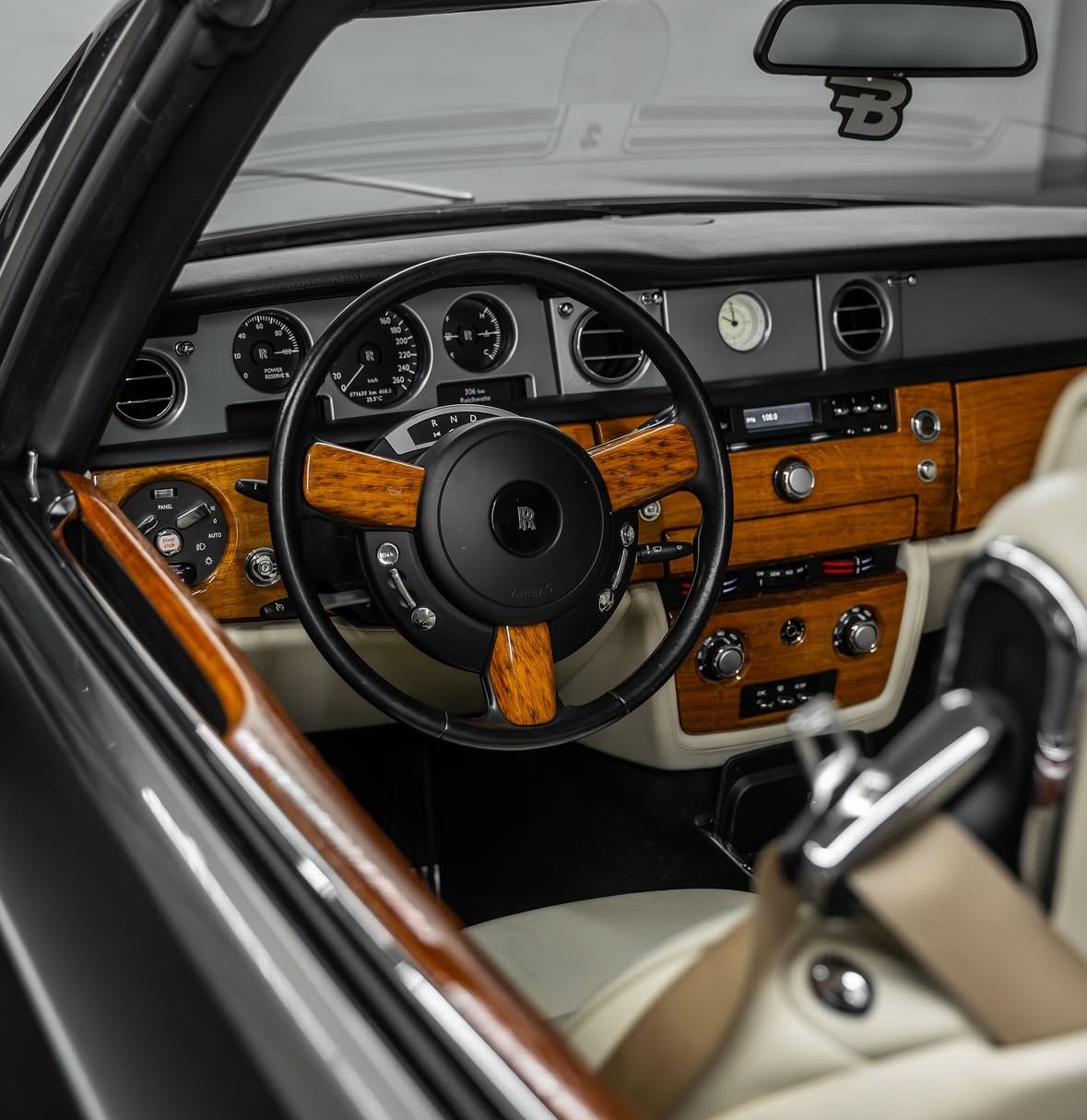 ROLLS-ROYCE Phantom 6.7 V12 Drophead-image-9