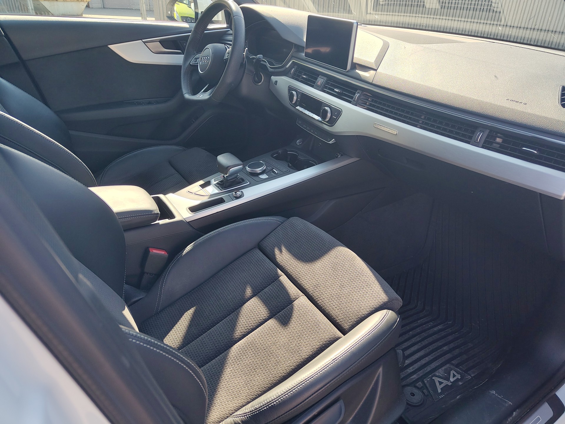 AUDI A4 Avant 40 TDI Sport Attraction quattro S-tronic-image-5