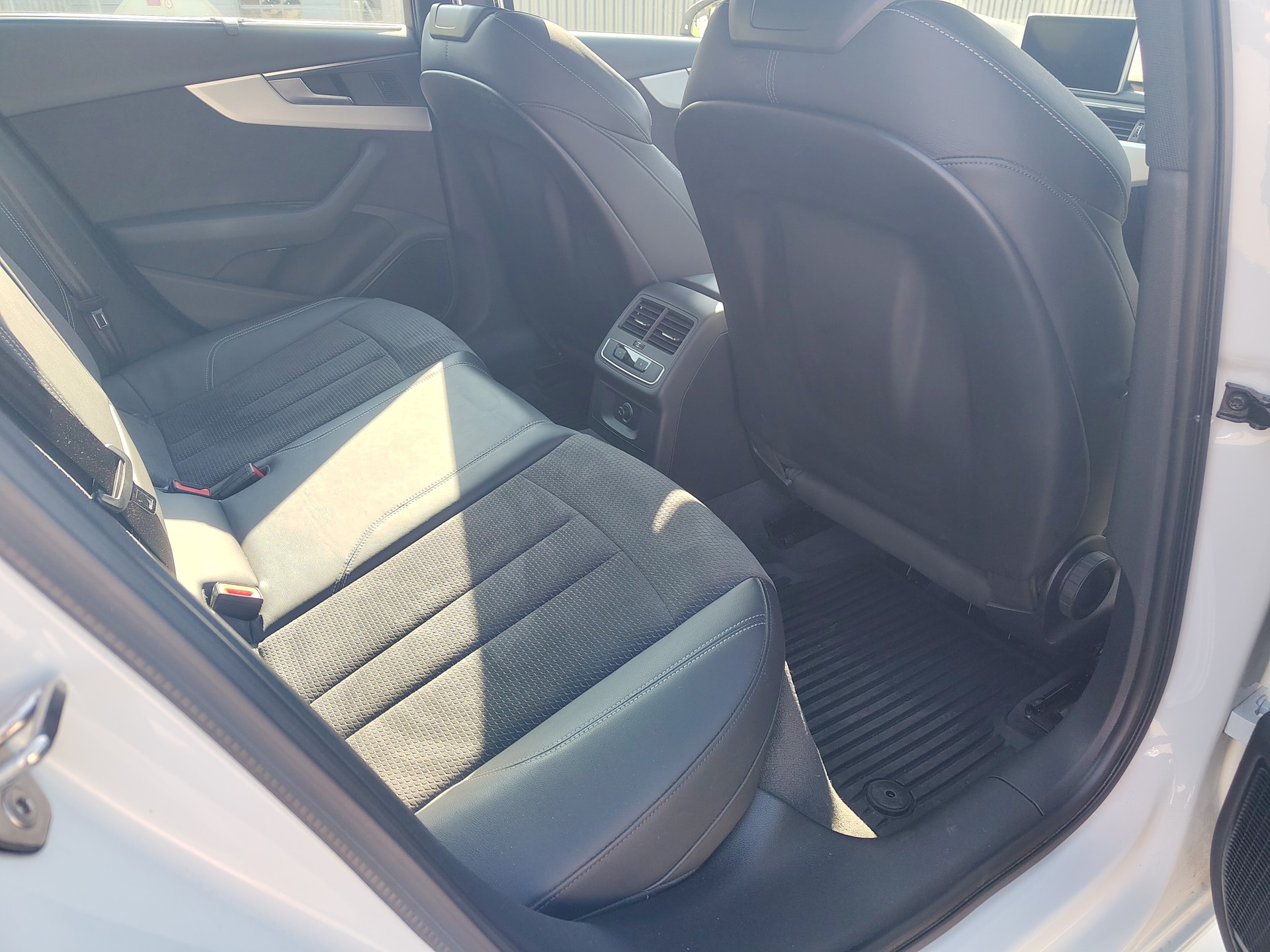 AUDI A4 Avant 40 TDI Sport Attraction quattro S-tronic-image-8