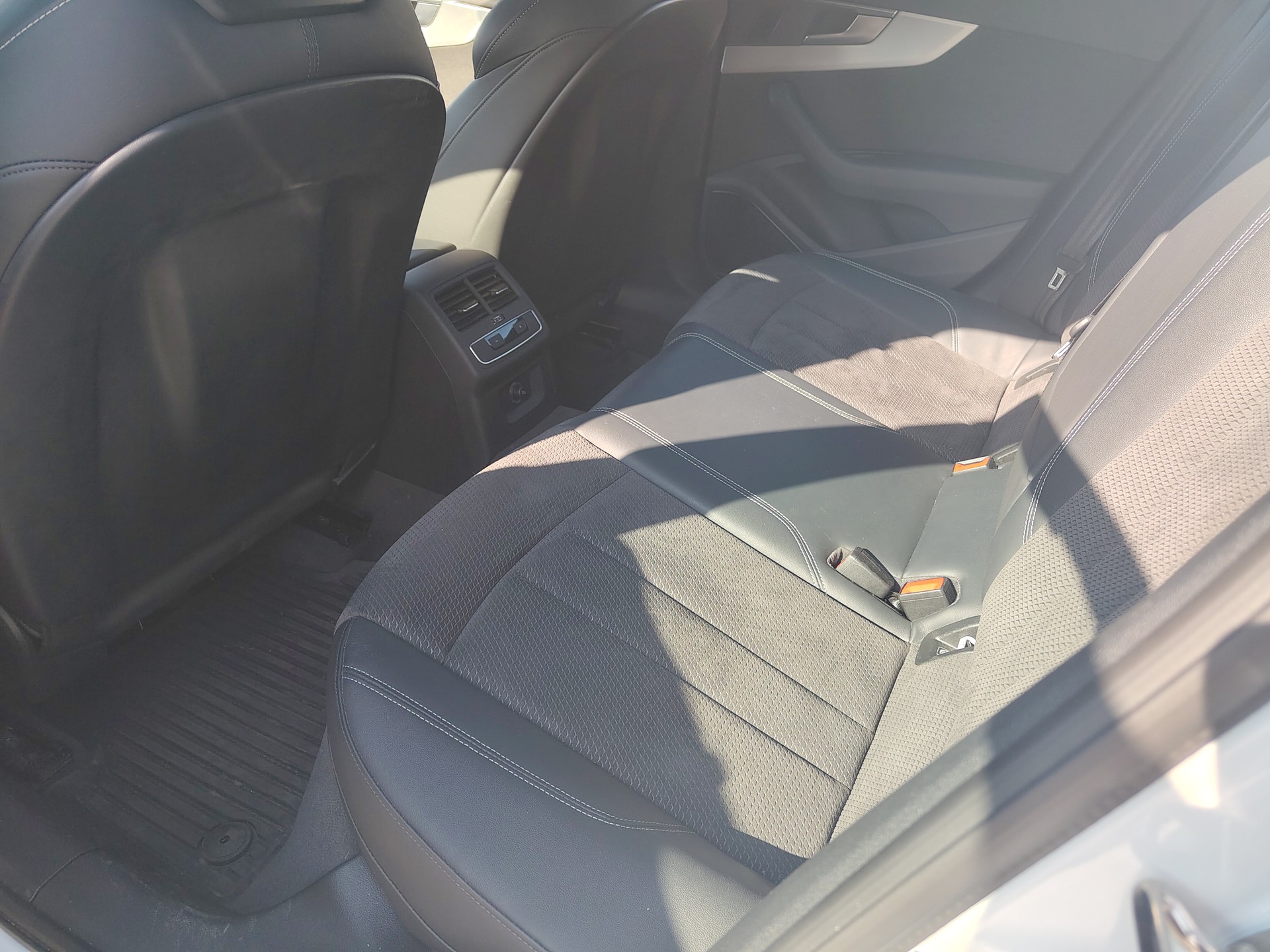 AUDI A4 Avant 40 TDI Sport Attraction quattro S-tronic-image-7