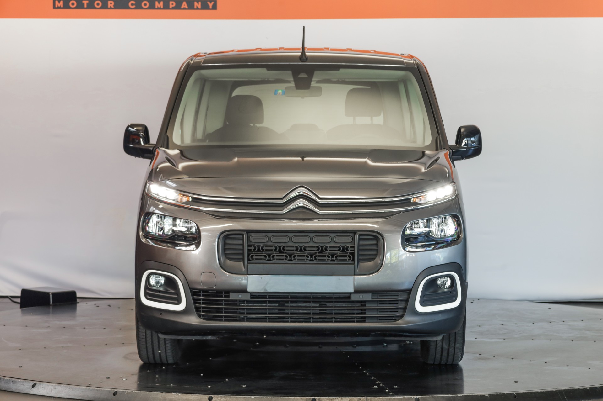 CITROEN Berlingo 1.2i PureTech Swiss Edition EAT8-showroom-element-1
