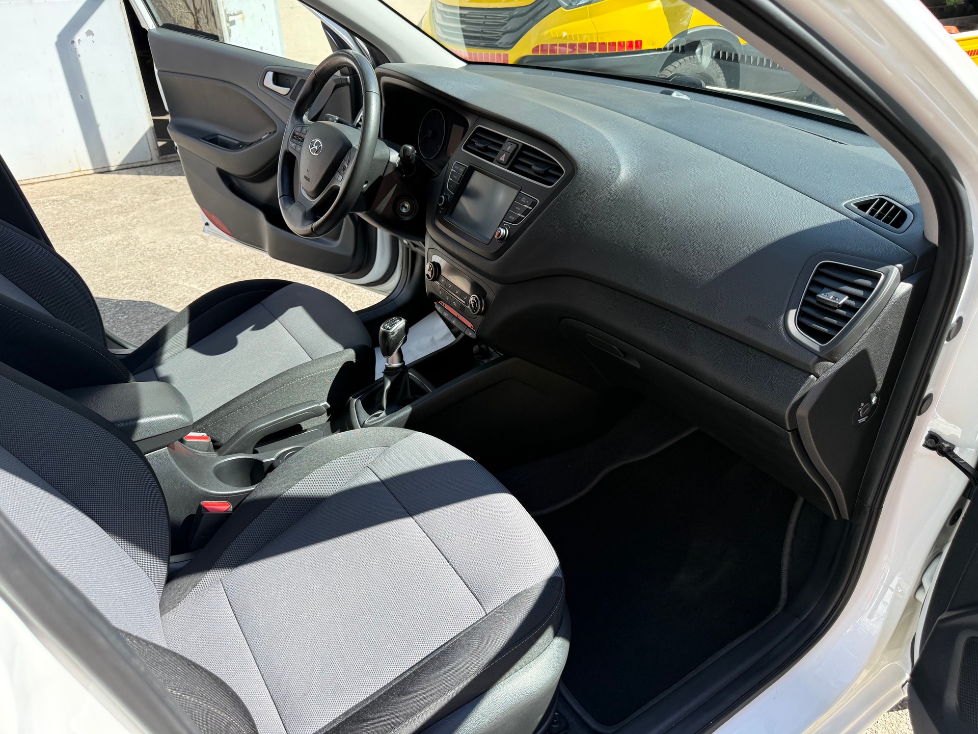 HYUNDAI i20 1.0 T-GDi Amplia ( Visite du jour-Garantie-Service à jour )-image-8
