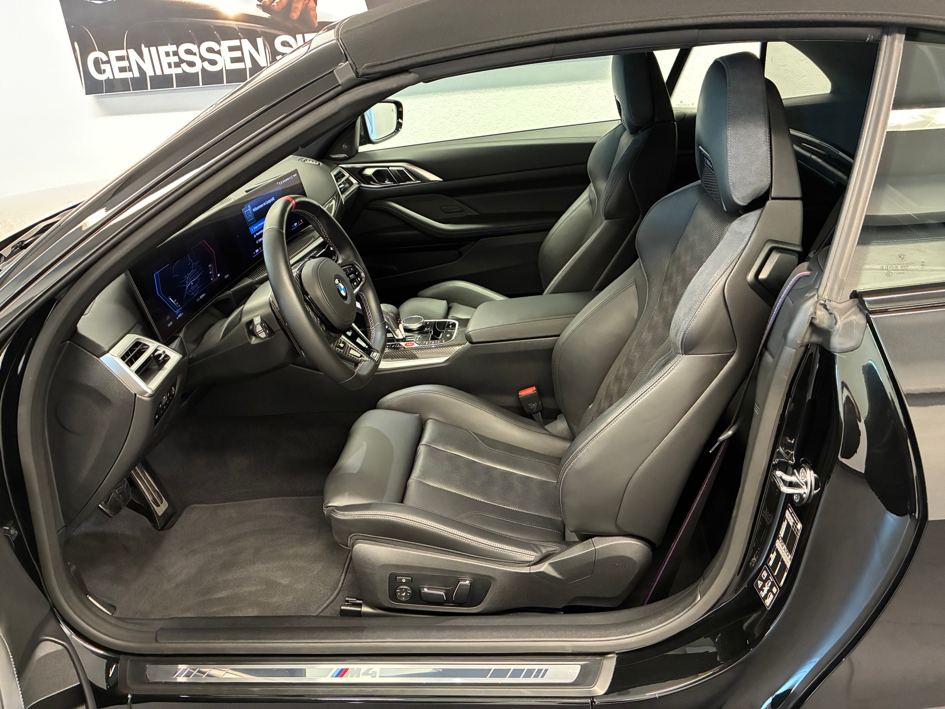 BMW M4 Competition xDrive Cabrio-image-8