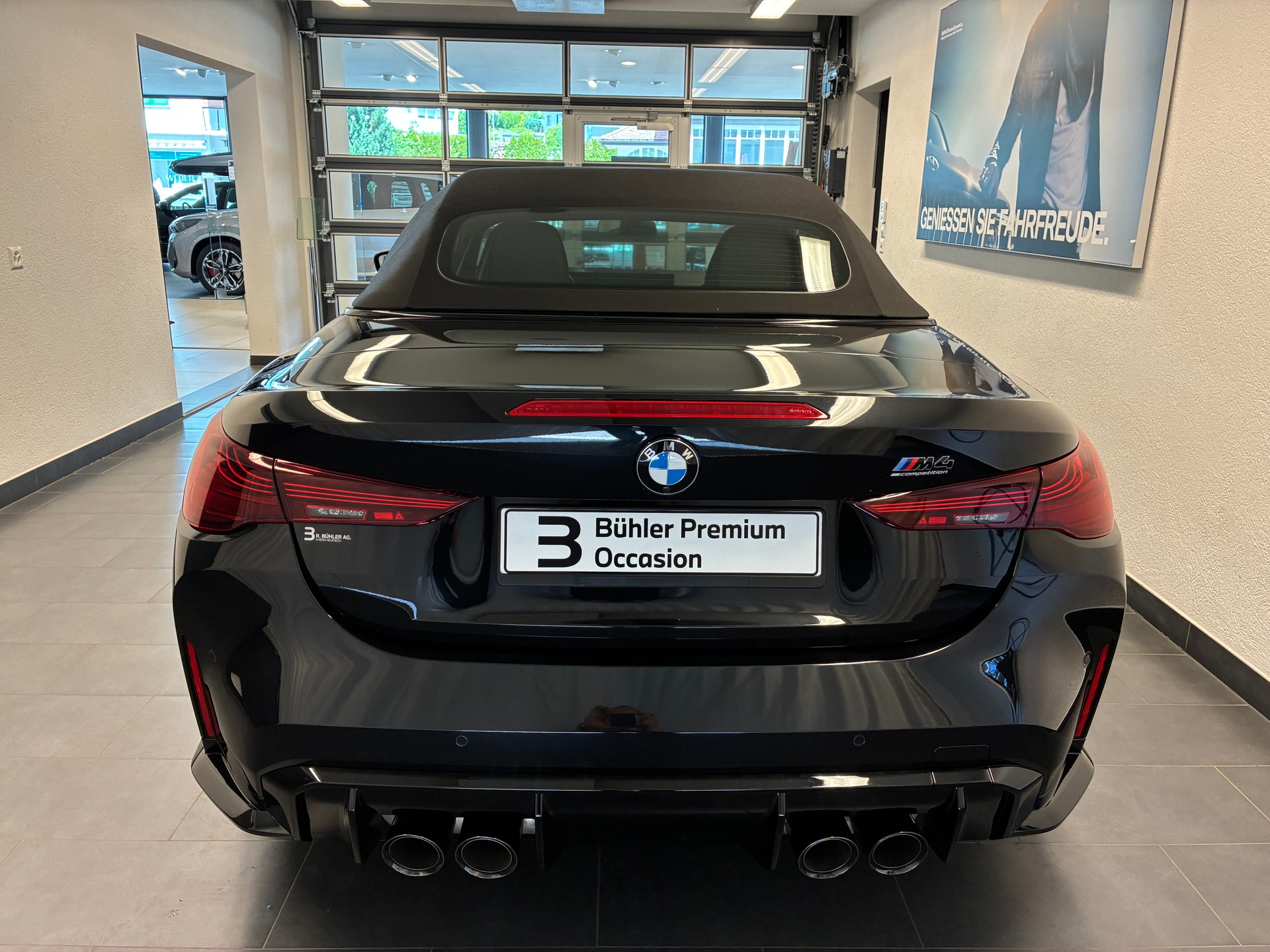 BMW M4 Competition xDrive Cabrio-image-6