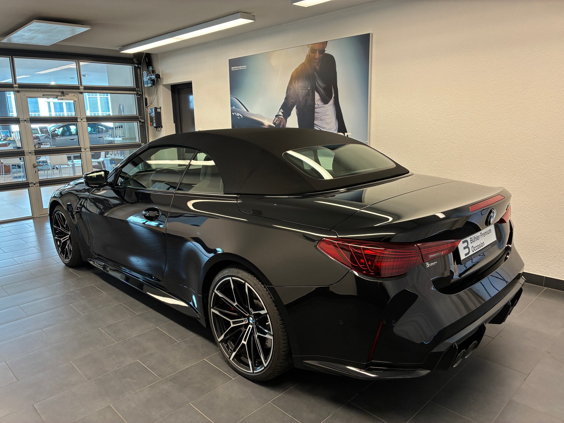 BMW M4 Competition xDrive Cabrio-image-4