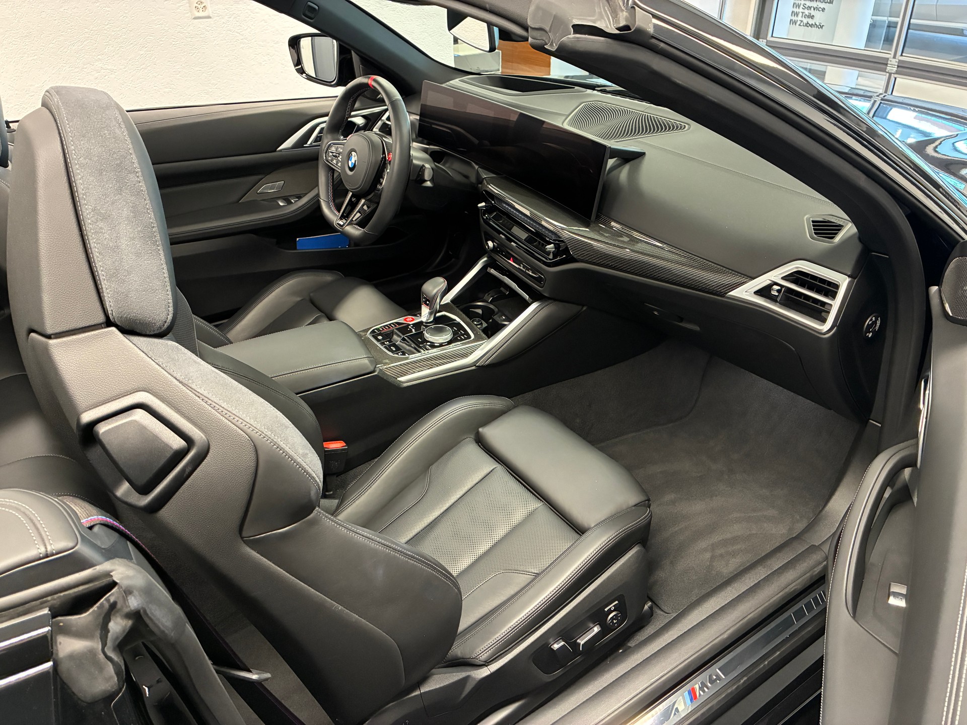 BMW M4 Competition xDrive Cabrio-image-9