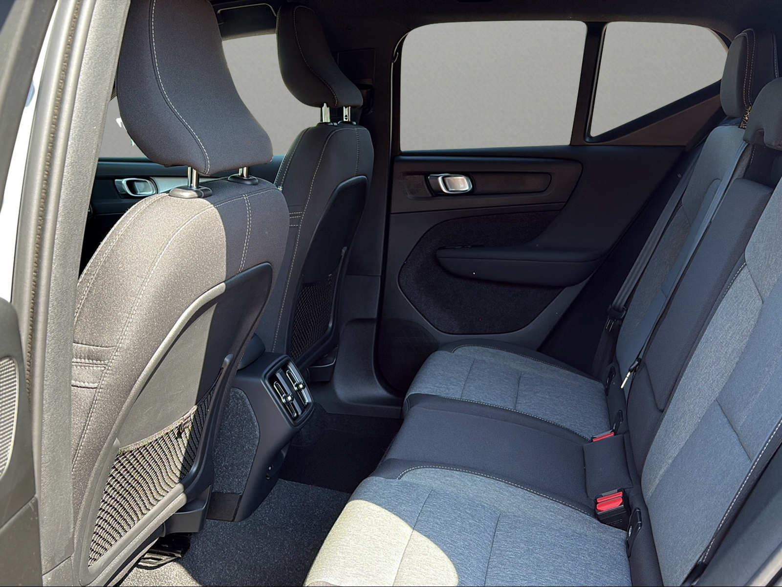 VOLVO XC40 B3 Benzin Mild Hybrid Xcite DCT-image-6