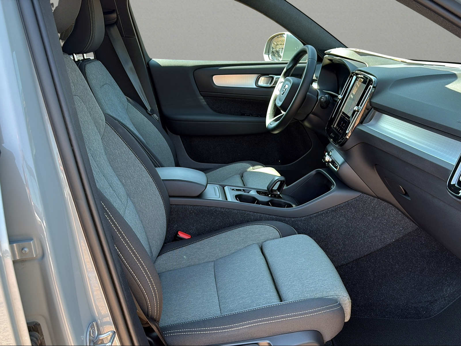 VOLVO XC40 B3 Benzin Mild Hybrid Xcite DCT-image-10