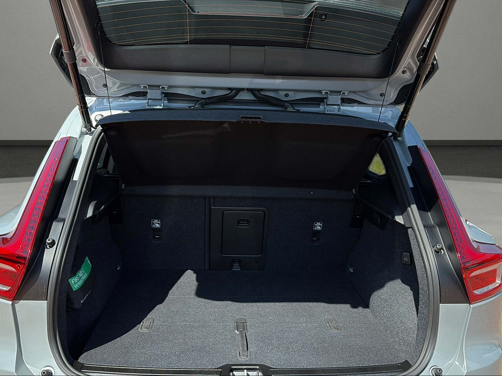 VOLVO XC40 B3 Benzin Mild Hybrid Xcite DCT-image-9