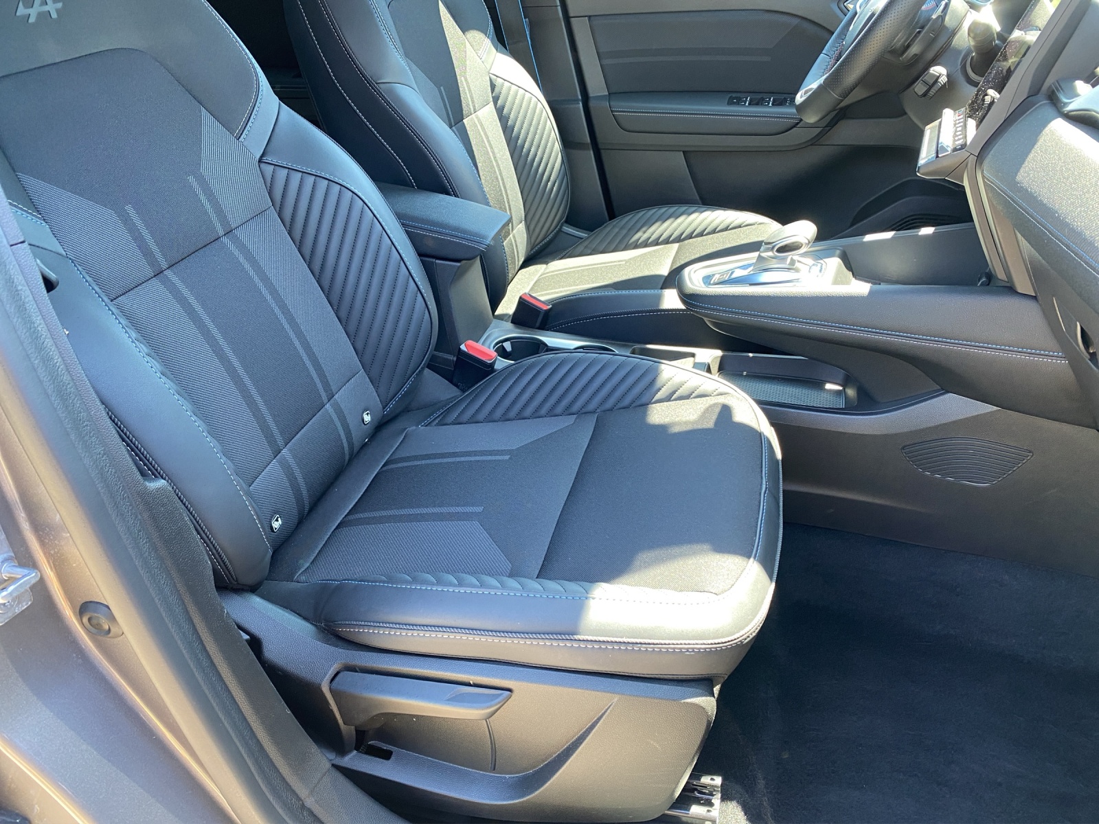 RENAULT Captur 1.3 TCe Esprit Alpine EDC-image-11