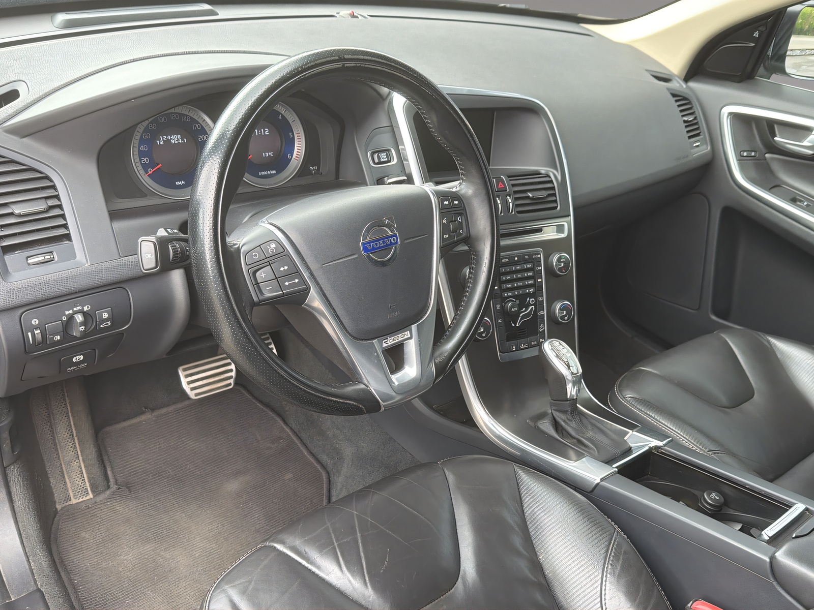 VOLVO XC60 2.4 D5 Kinetic R-Design AWD-image-7