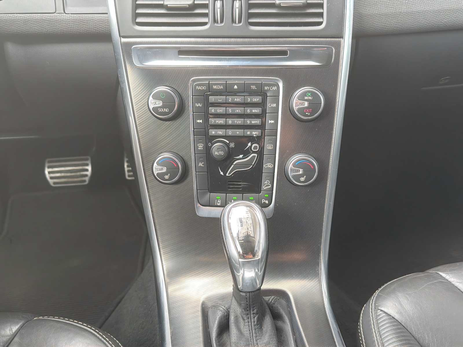 VOLVO XC60 2.4 D5 Kinetic R-Design AWD-image-10