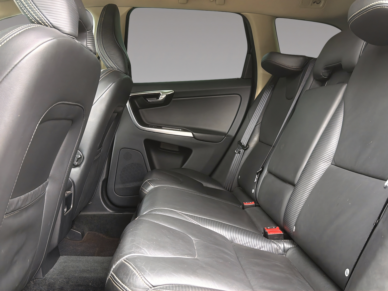 VOLVO XC60 2.4 D5 Kinetic R-Design AWD-image-16