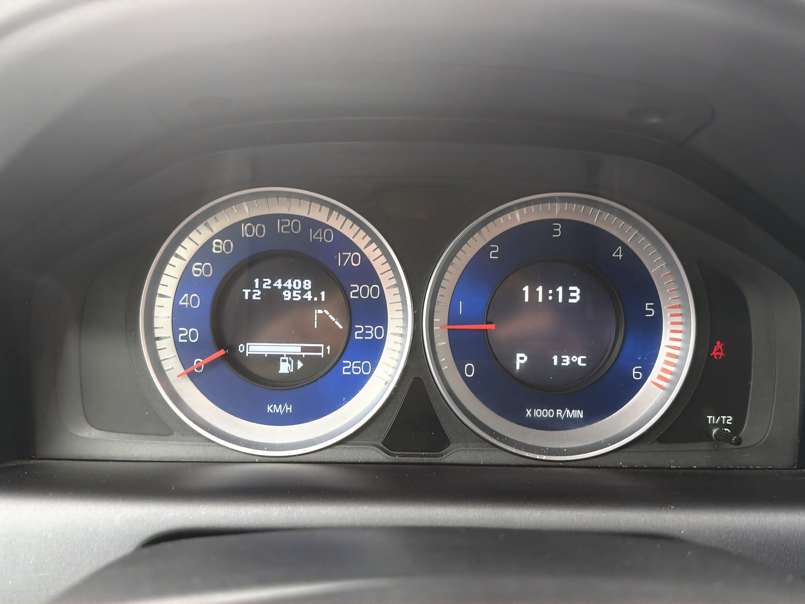 VOLVO XC60 2.4 D5 Kinetic R-Design AWD-image-9