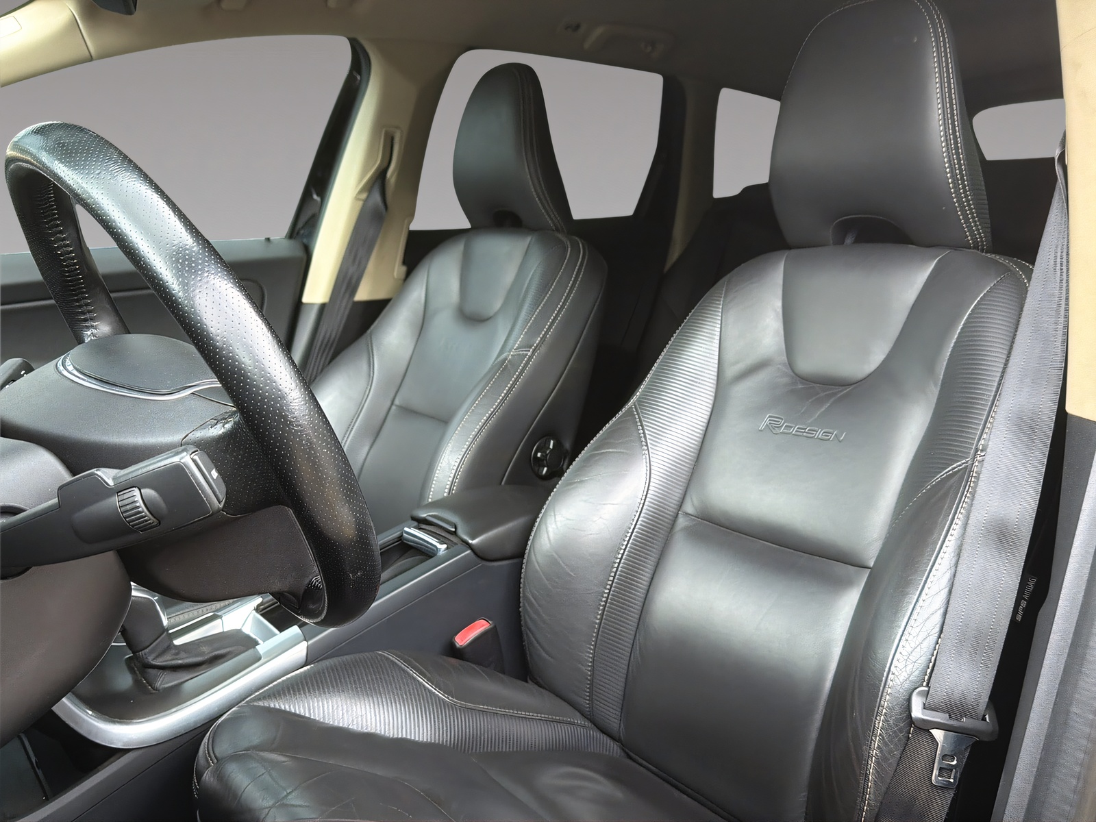 VOLVO XC60 2.4 D5 Kinetic R-Design AWD-image-5