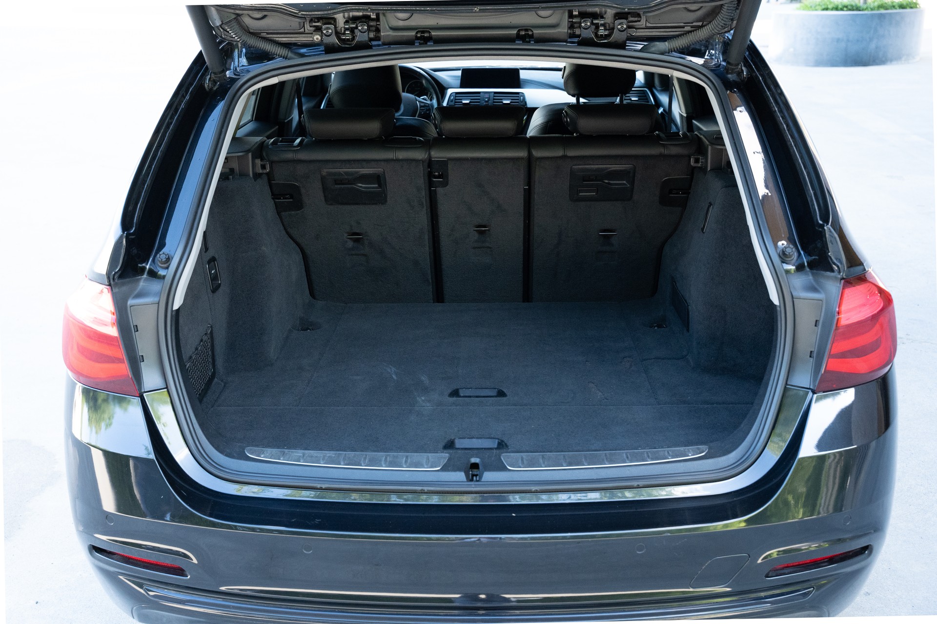 BMW 320-showroom-element-3