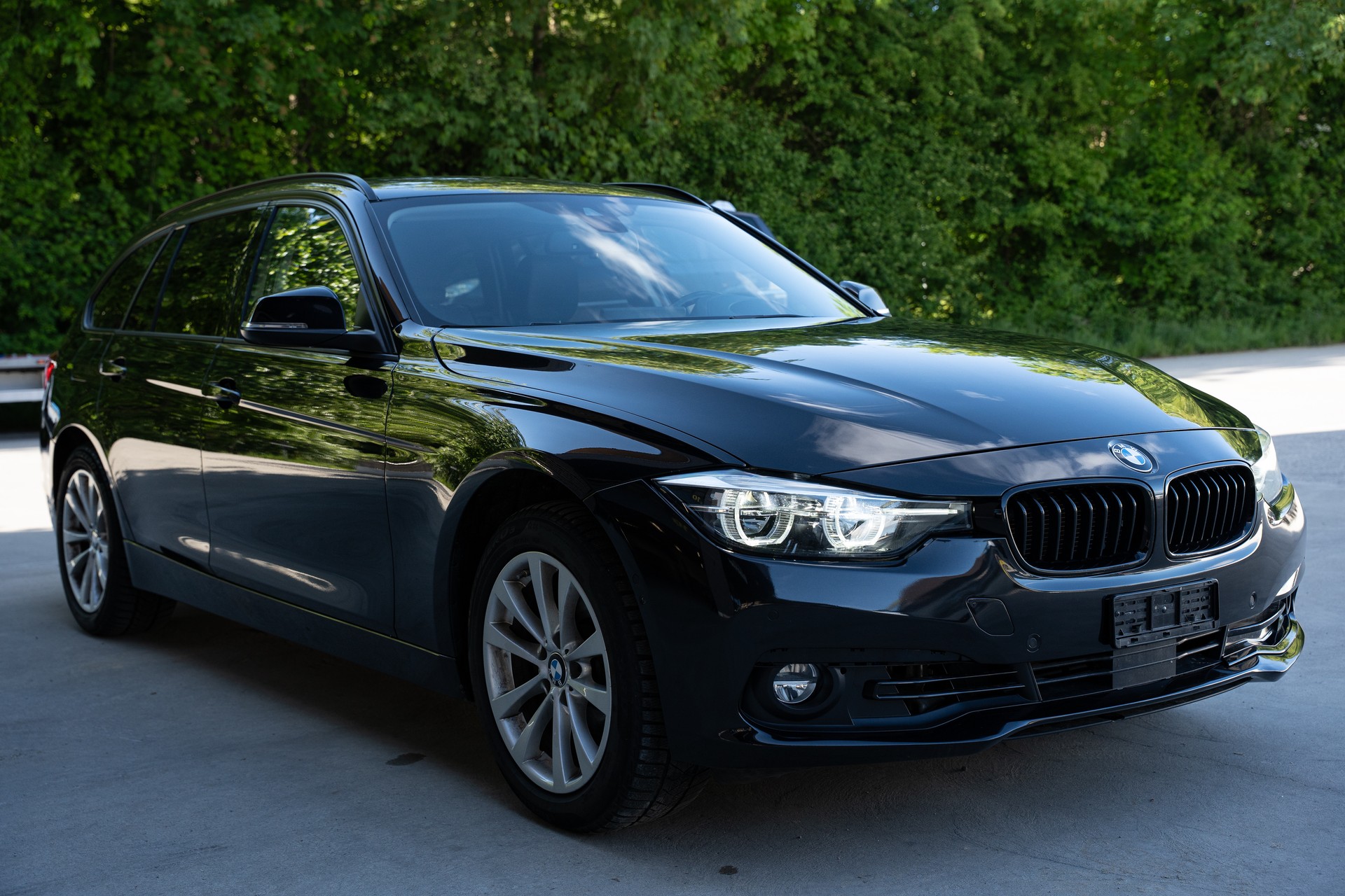 BMW 320-showroom-element-1