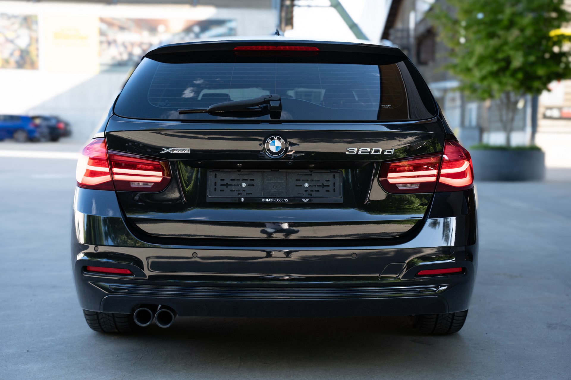 BMW 320-showroom-element-2