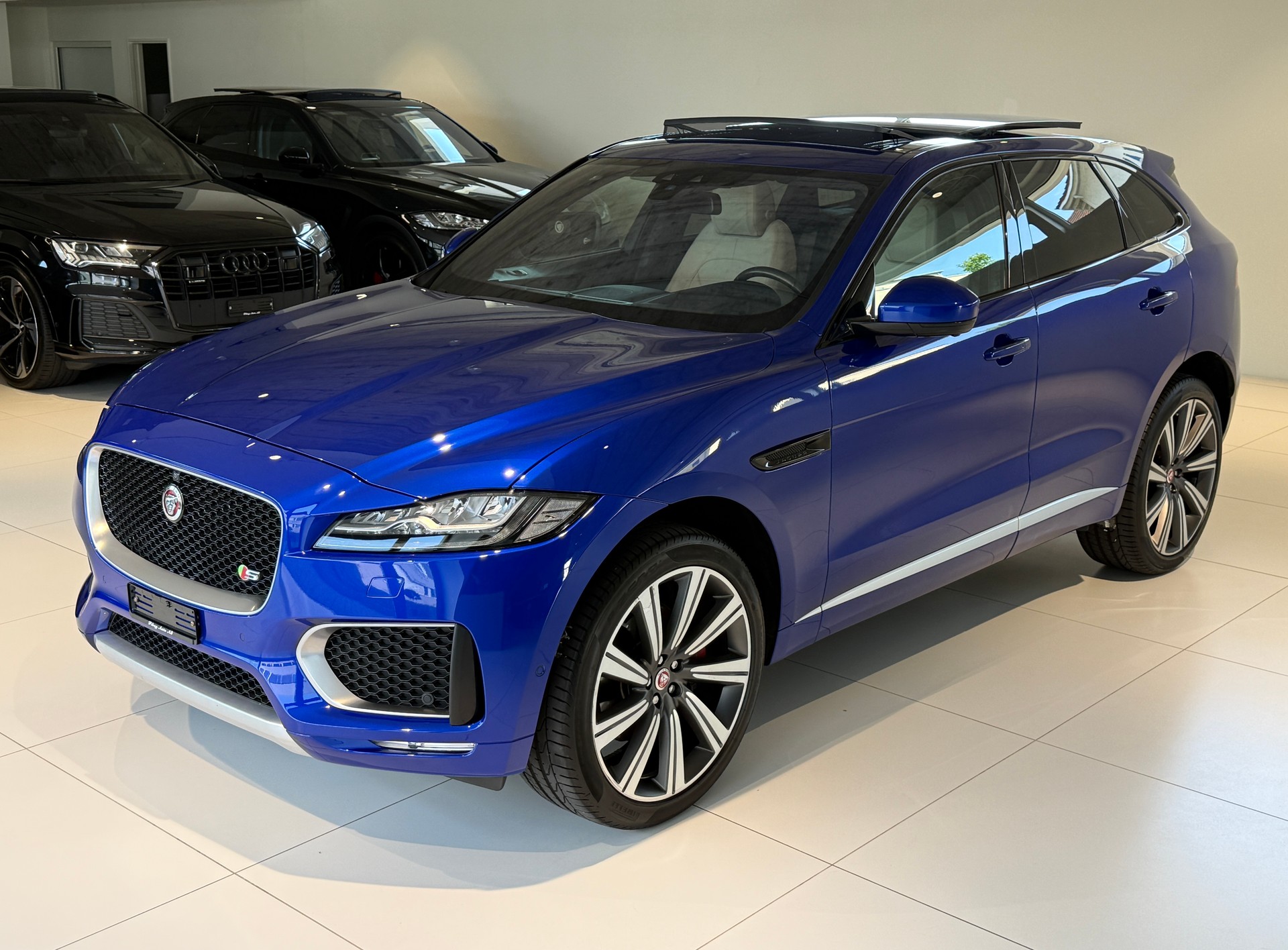JAGUAR F-Pace 3.0 V6 S AWD Automatik ***1. Hand CH-Fz.***Panoramadach***Sonderlackierung***NP. Fr. 109'900.-***-showroom-element-2