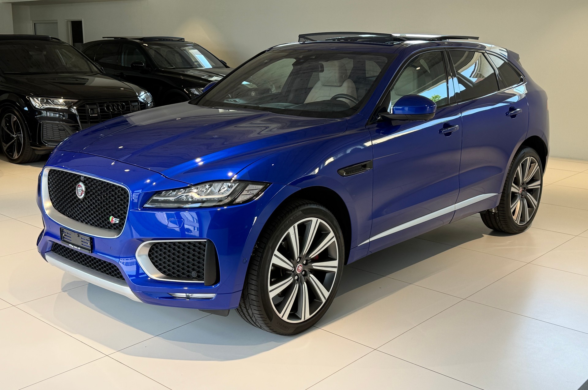 JAGUAR F-Pace 3.0 V6 S AWD Automatik ***1. Hand CH-Fz.***Panoramadach***Sonderlackierung***NP. Fr. 109'900.-***-showroom-element-3