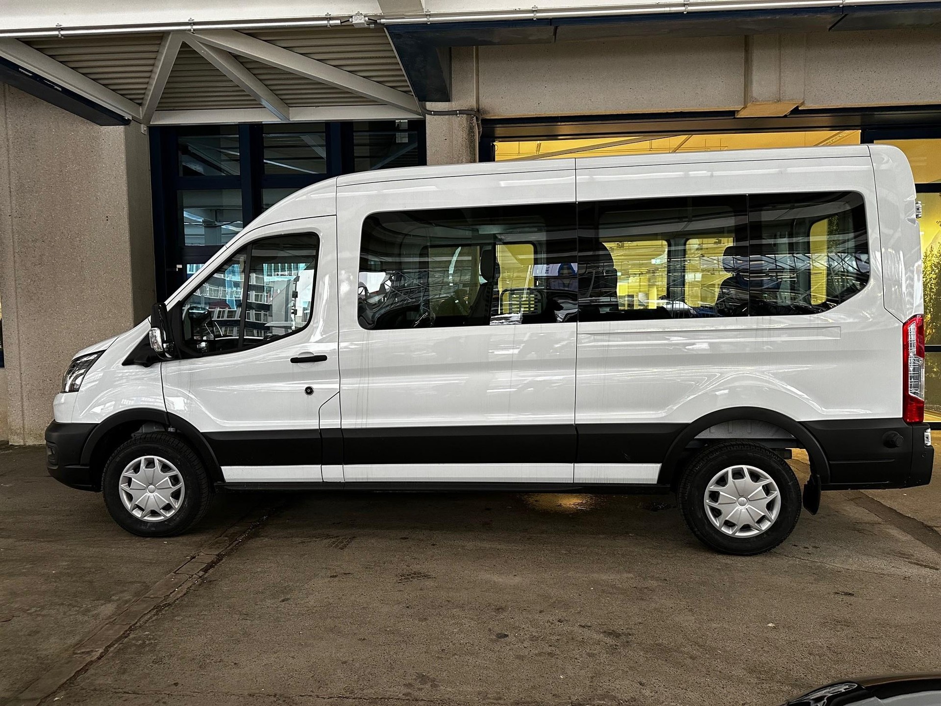 FORD E-Transit Van 390 L3H2 68kWh Trend Bus 9 Plätze-showroom-element-3