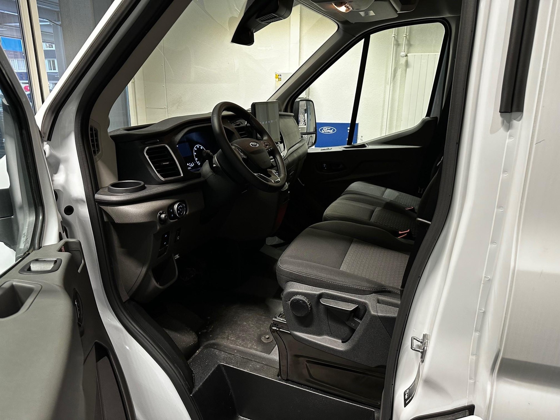 FORD E-Transit Van 390 L3H2 68kWh Trend Bus 9 Plätze-image-10