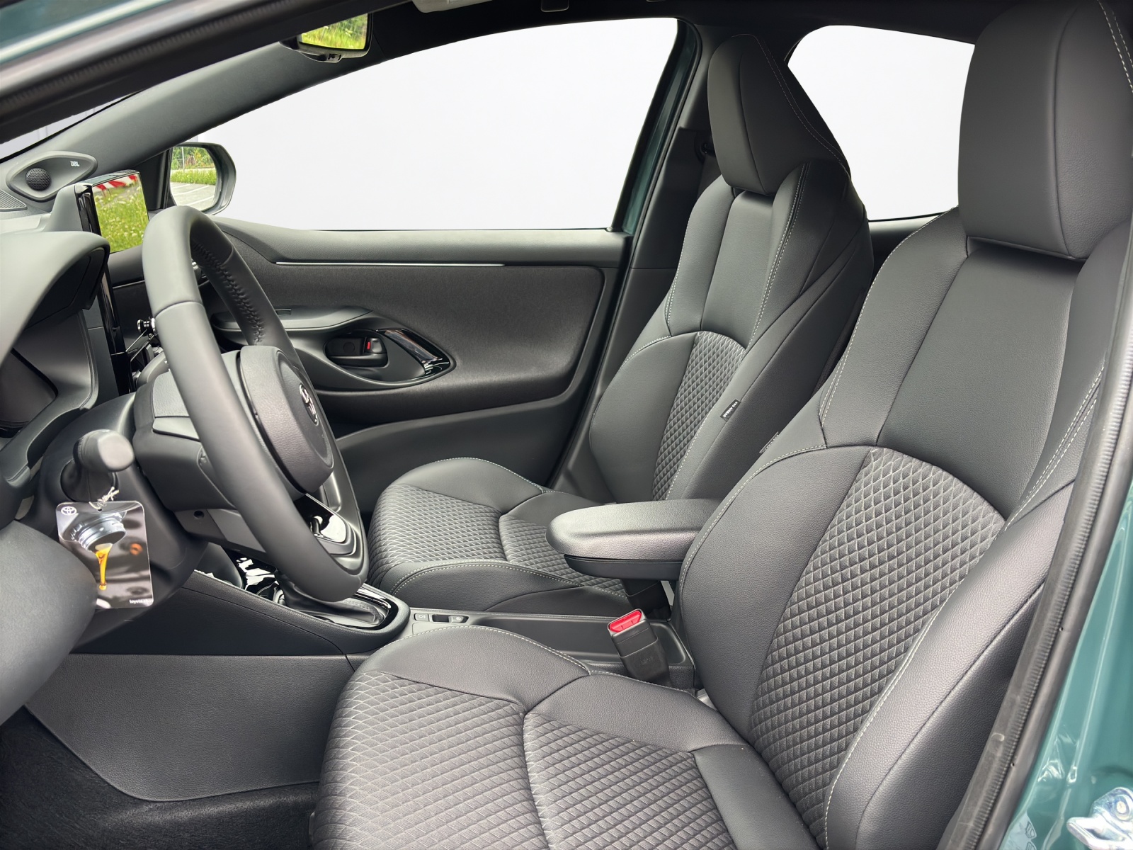 TOYOTA Yaris 1.5 VVT-i HSD Premium-image-12