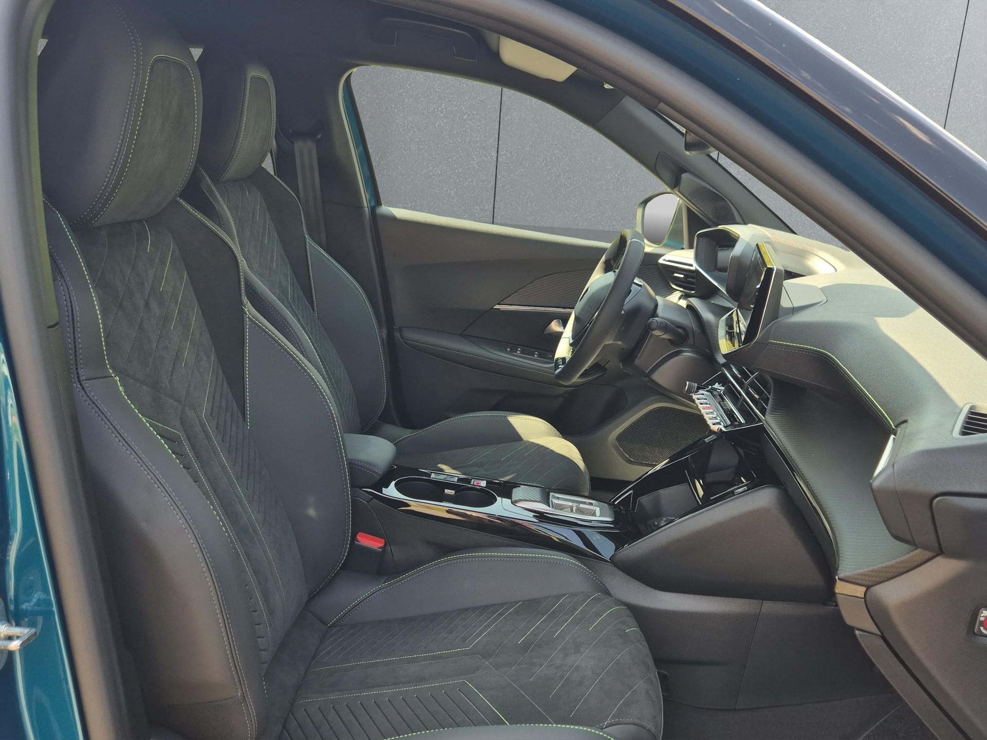 PEUGEOT 2008 1.2 Hybrid 145 GT Exclusive-image-15